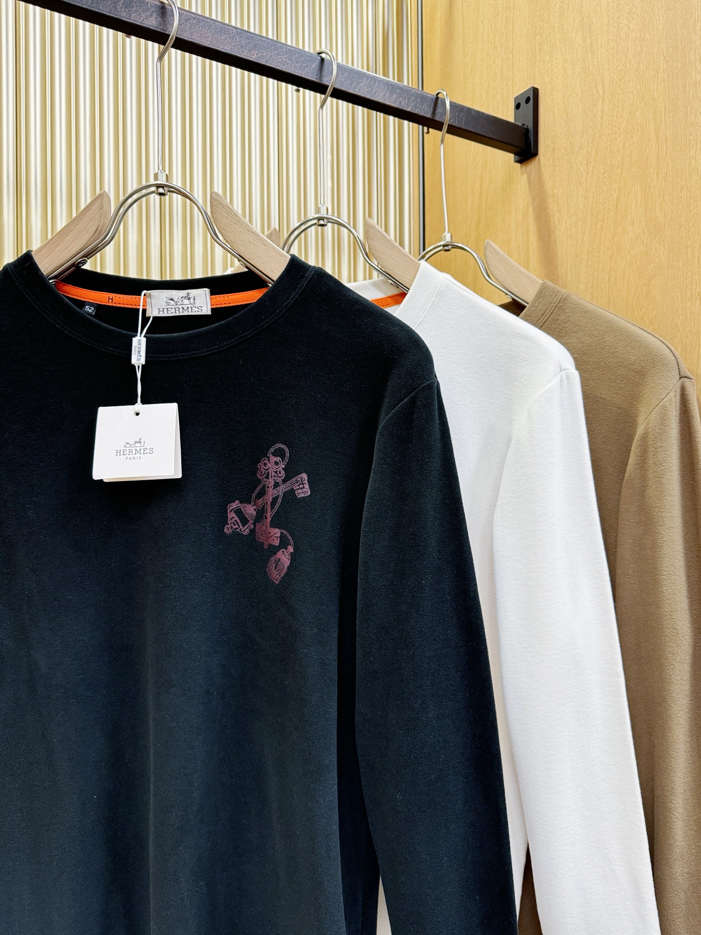 Hermès爱马仕 2025ss秋冬新品 羊绒长袖T恤，经典Logo设计，百搭款 官网同步发售 定制面料