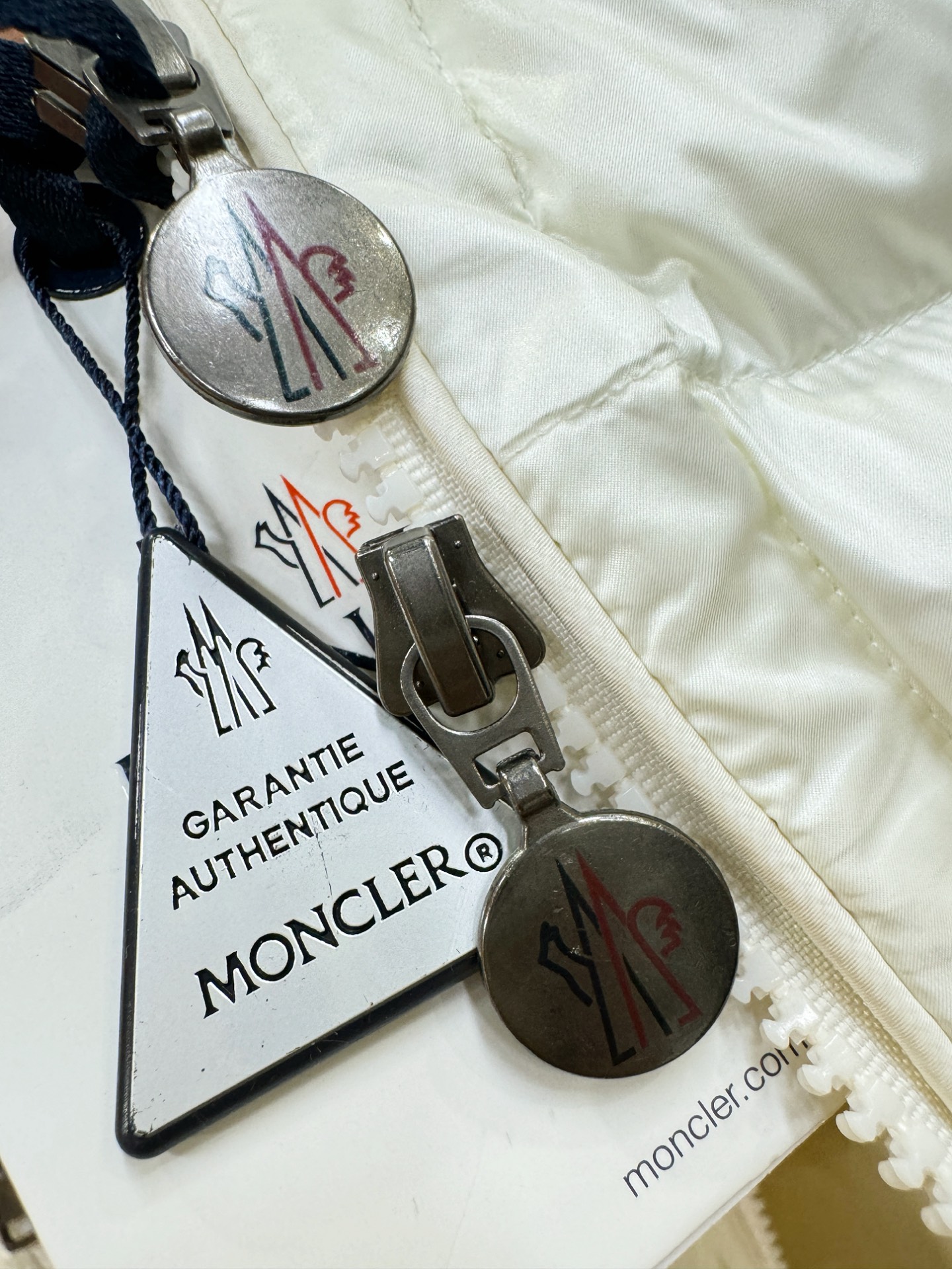 爆款羽绒服 2025新品 Moncler蒙口 新款羽绒马甲 秀场新品，品相非常完美，专柜高科技防水面料，