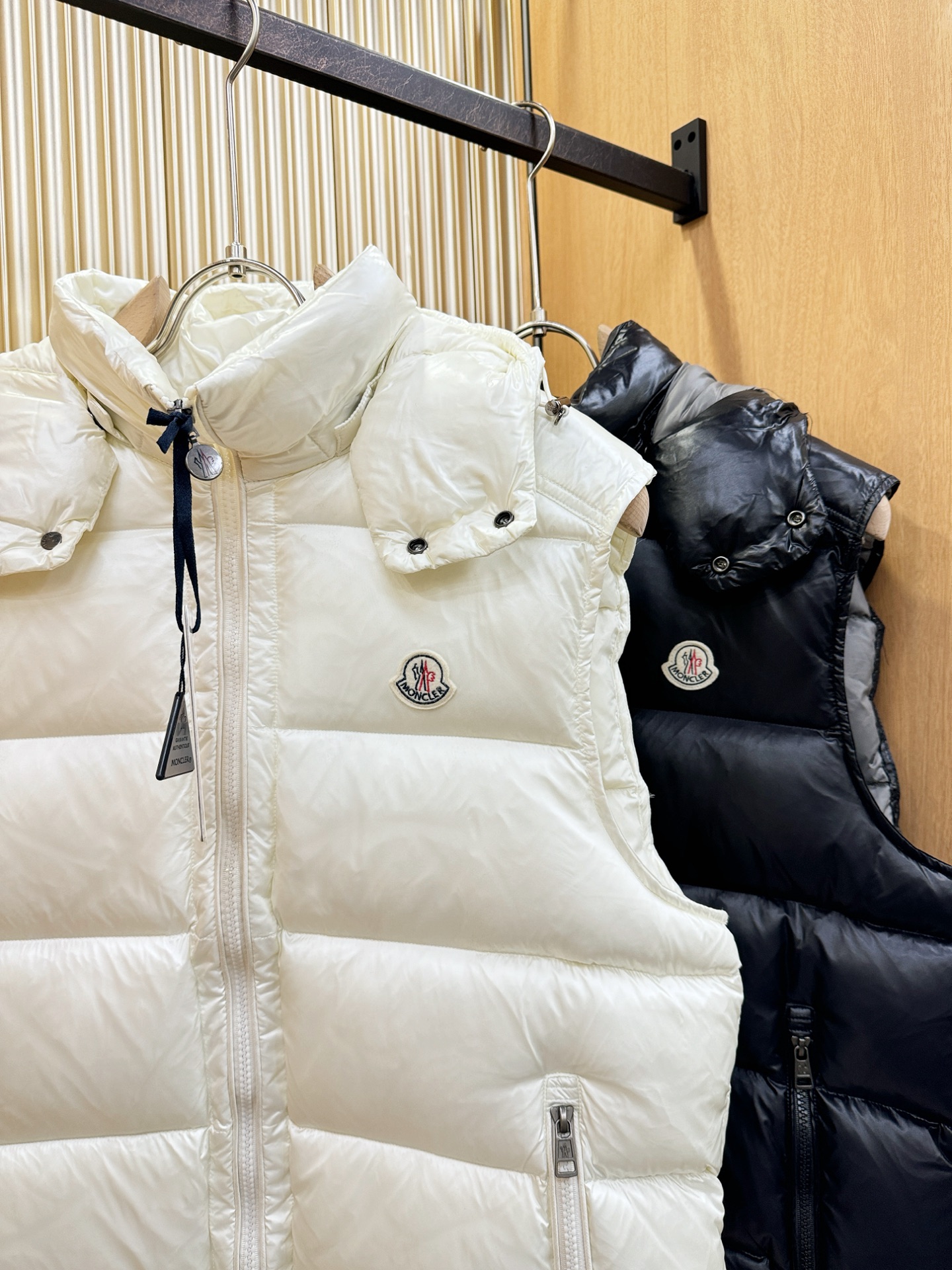 爆款羽绒服 2025新品 Moncler蒙口 新款羽绒马甲 秀场新品，品相非常完美，专柜高科技防水面料，