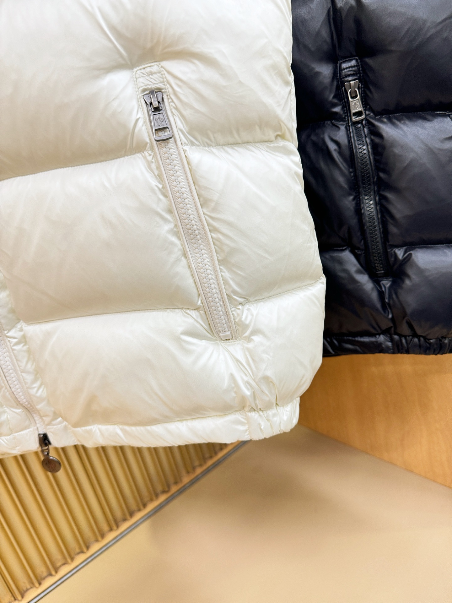 爆款羽绒服 2025新品 Moncler蒙口 新款羽绒马甲 秀场新品，品相非常完美，专柜高科技防水面料，