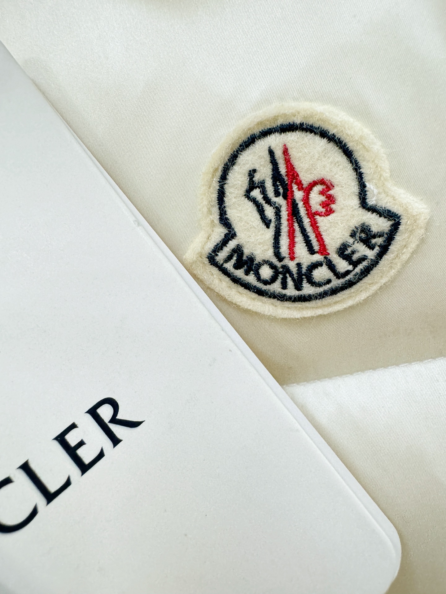 爆款羽绒服 2025新品 Moncler蒙口 新款羽绒马甲 秀场新品，品相非常完美，专柜高科技防水面料，