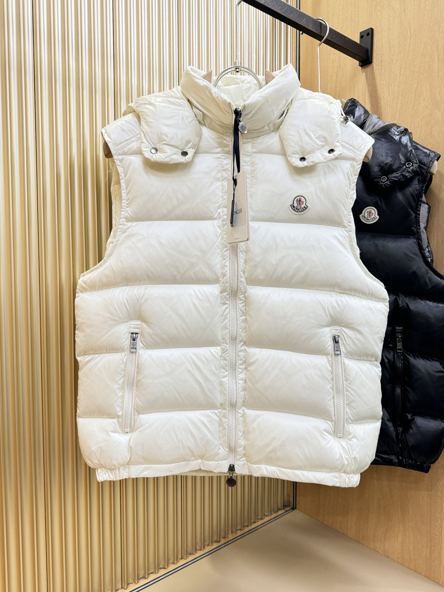爆款羽绒服 2025新品 Moncler蒙口 新款羽绒马甲 秀场新品，品相非常完美，专柜高科技防水面料，