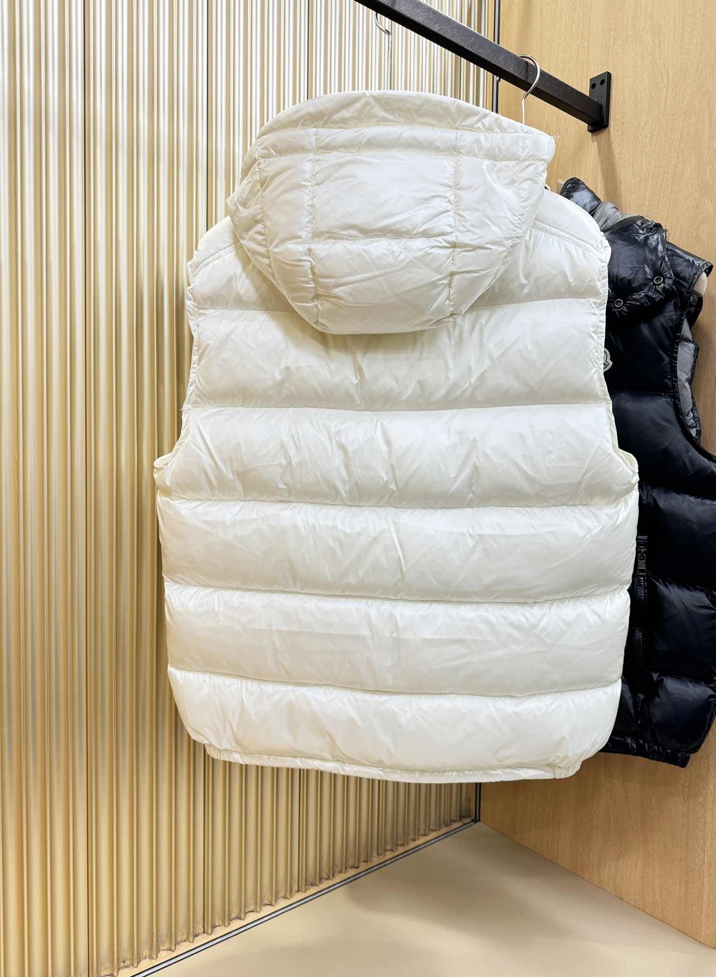 爆款羽绒服 2025新品 Moncler蒙口 新款羽绒马甲 秀场新品，品相非常完美，专柜高科技防水面料，