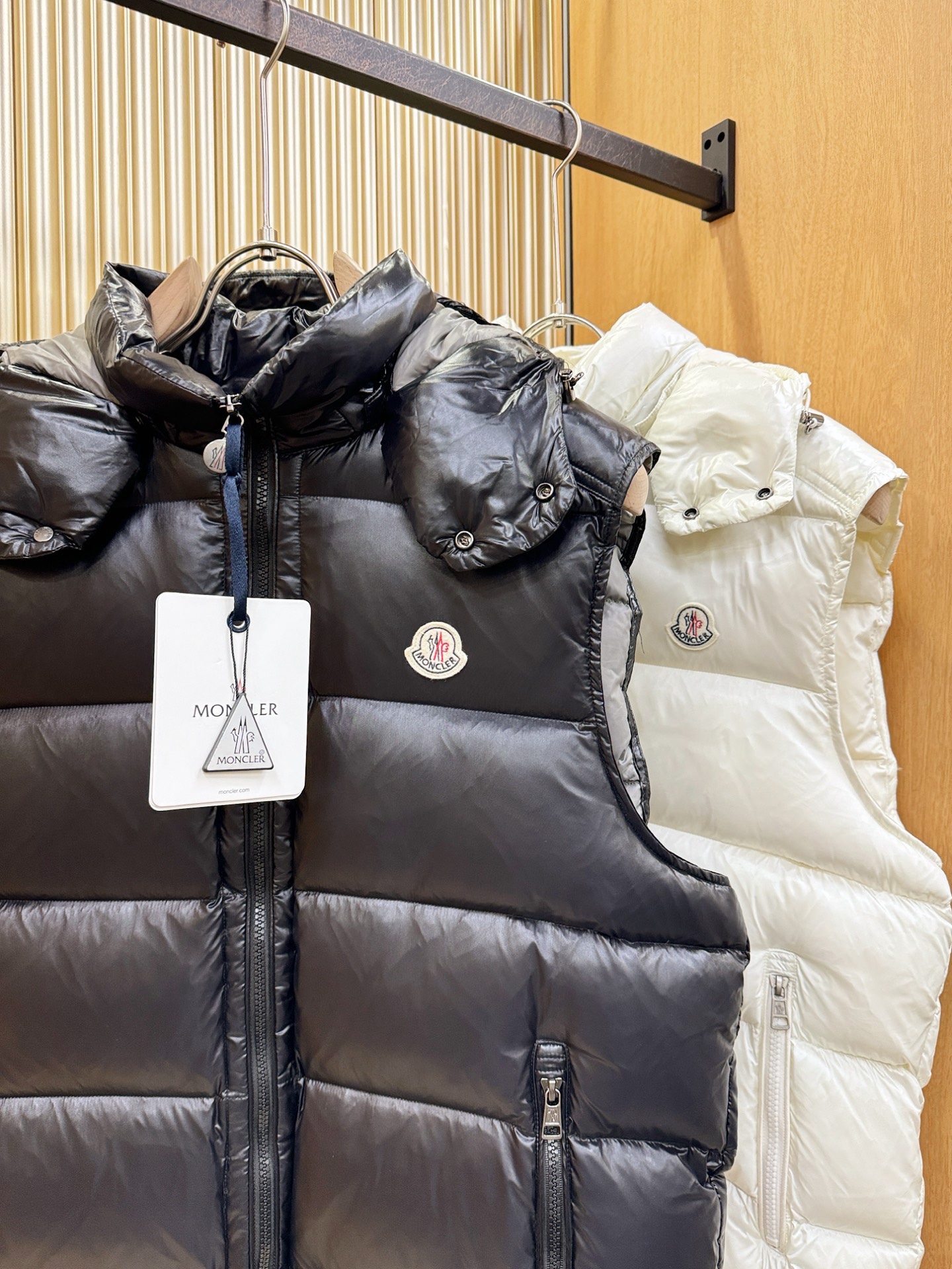 爆款羽绒服 2025新品 Moncler蒙口 新款羽绒马甲 秀场新品，品相非常完美，专柜高科技防水面料，