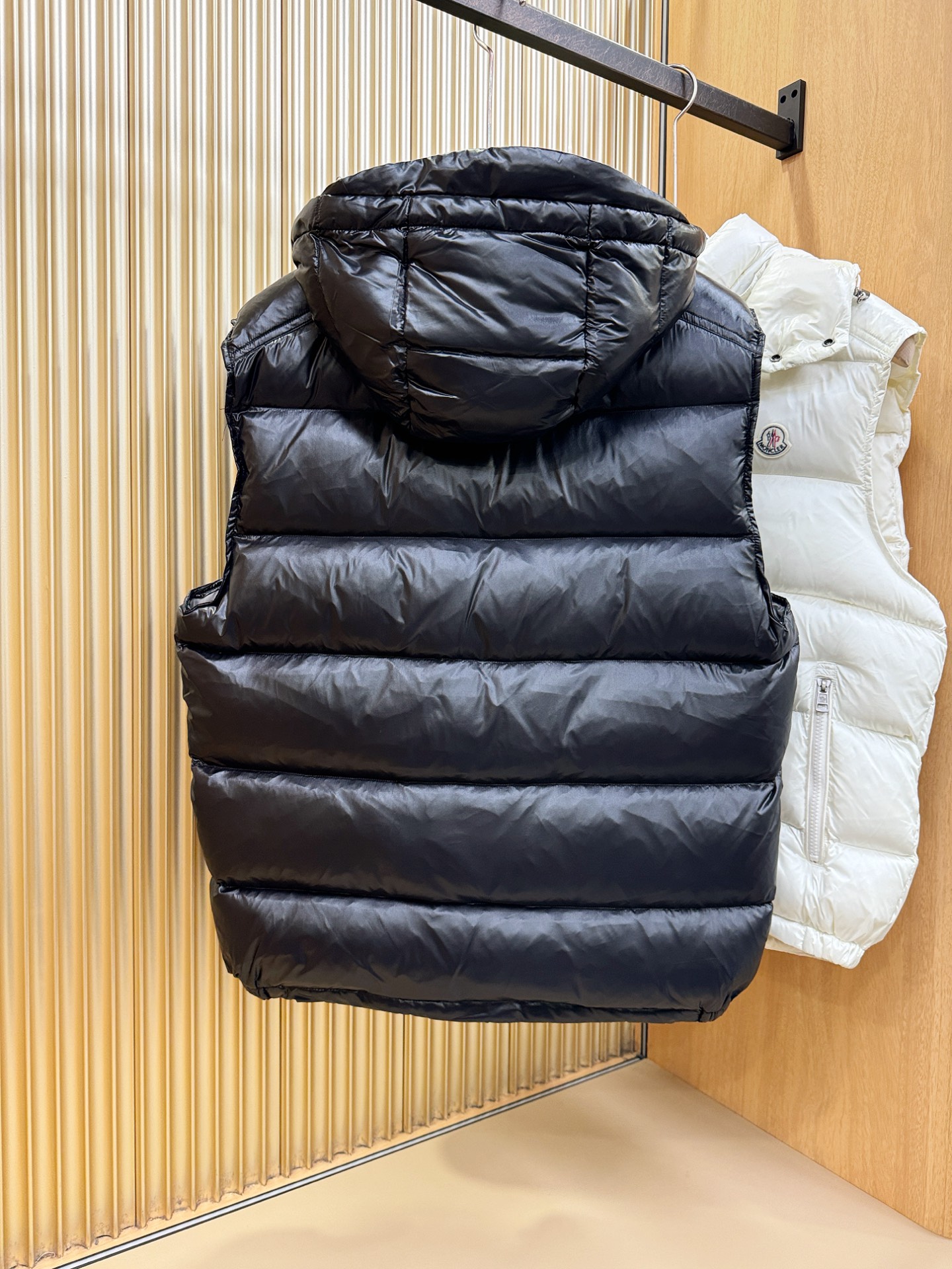 爆款羽绒服 2025新品 Moncler蒙口 新款羽绒马甲 秀场新品，品相非常完美，专柜高科技防水面料，