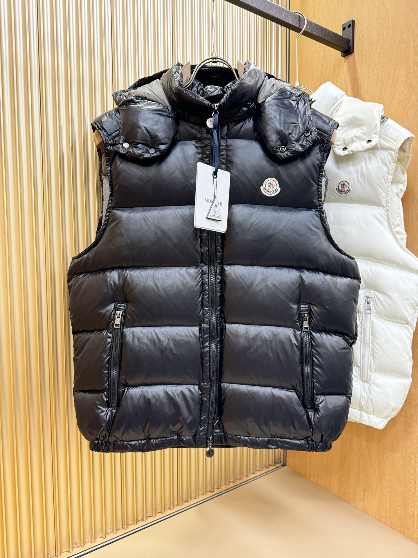 爆款羽绒服 2025新品 Moncler蒙口 新款羽绒马甲 秀场新品，品相非常完美，专柜高科技防水面料，