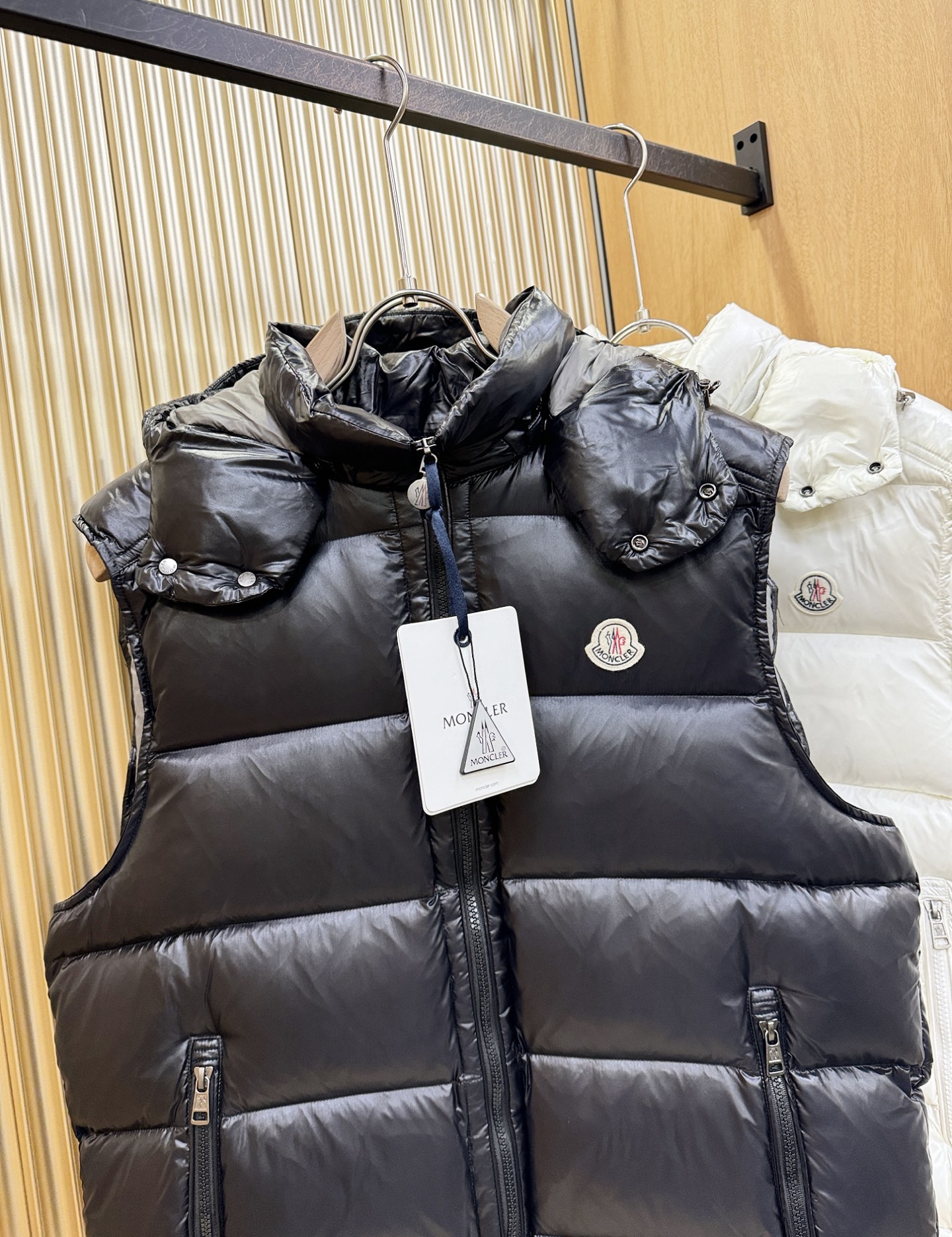 爆款羽绒服 2025新品 Moncler蒙口 新款羽绒马甲 秀场新品，品相非常完美，专柜高科技防水面料，