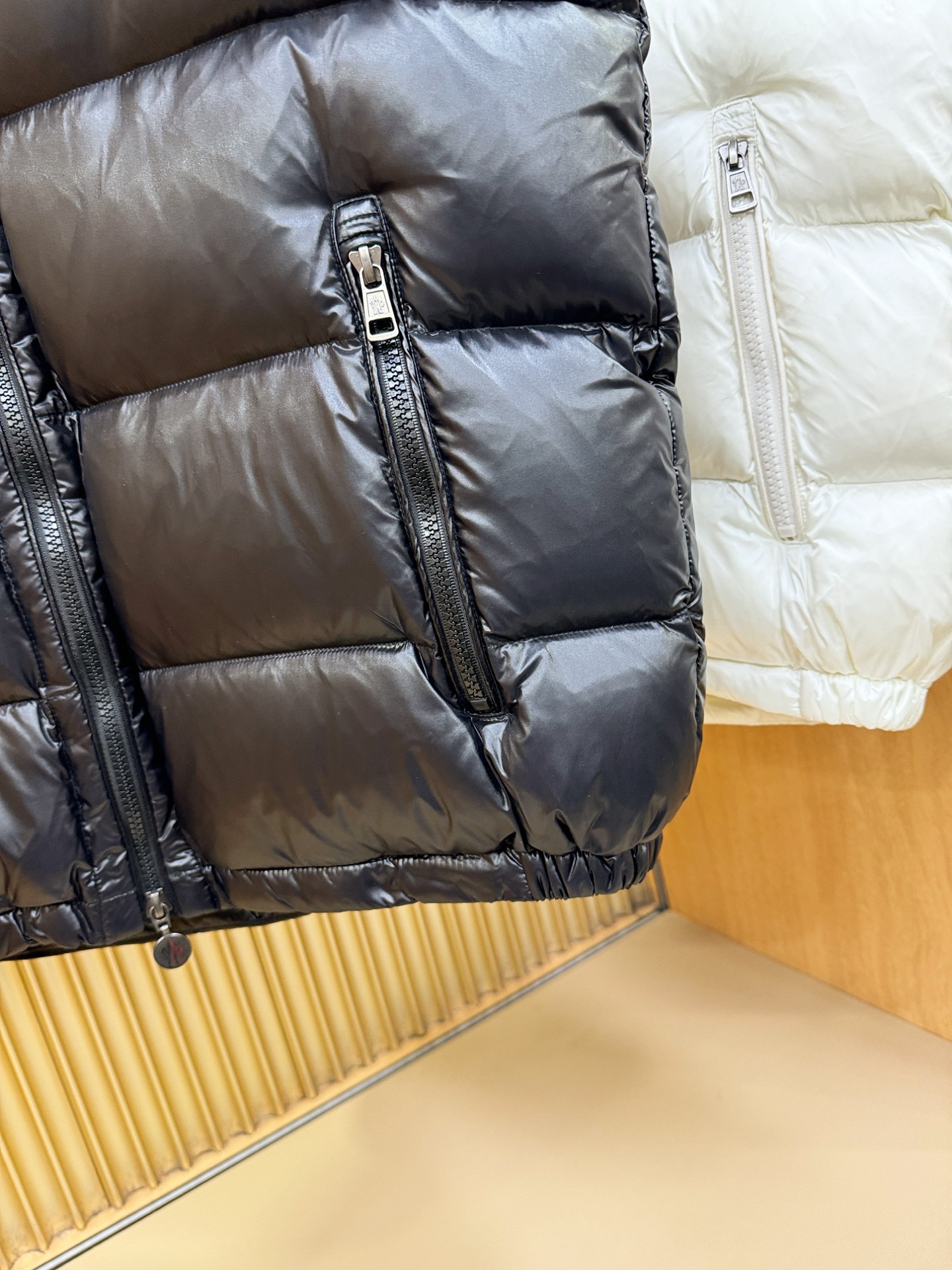 爆款羽绒服 2025新品 Moncler蒙口 新款羽绒马甲 秀场新品，品相非常完美，专柜高科技防水面料，