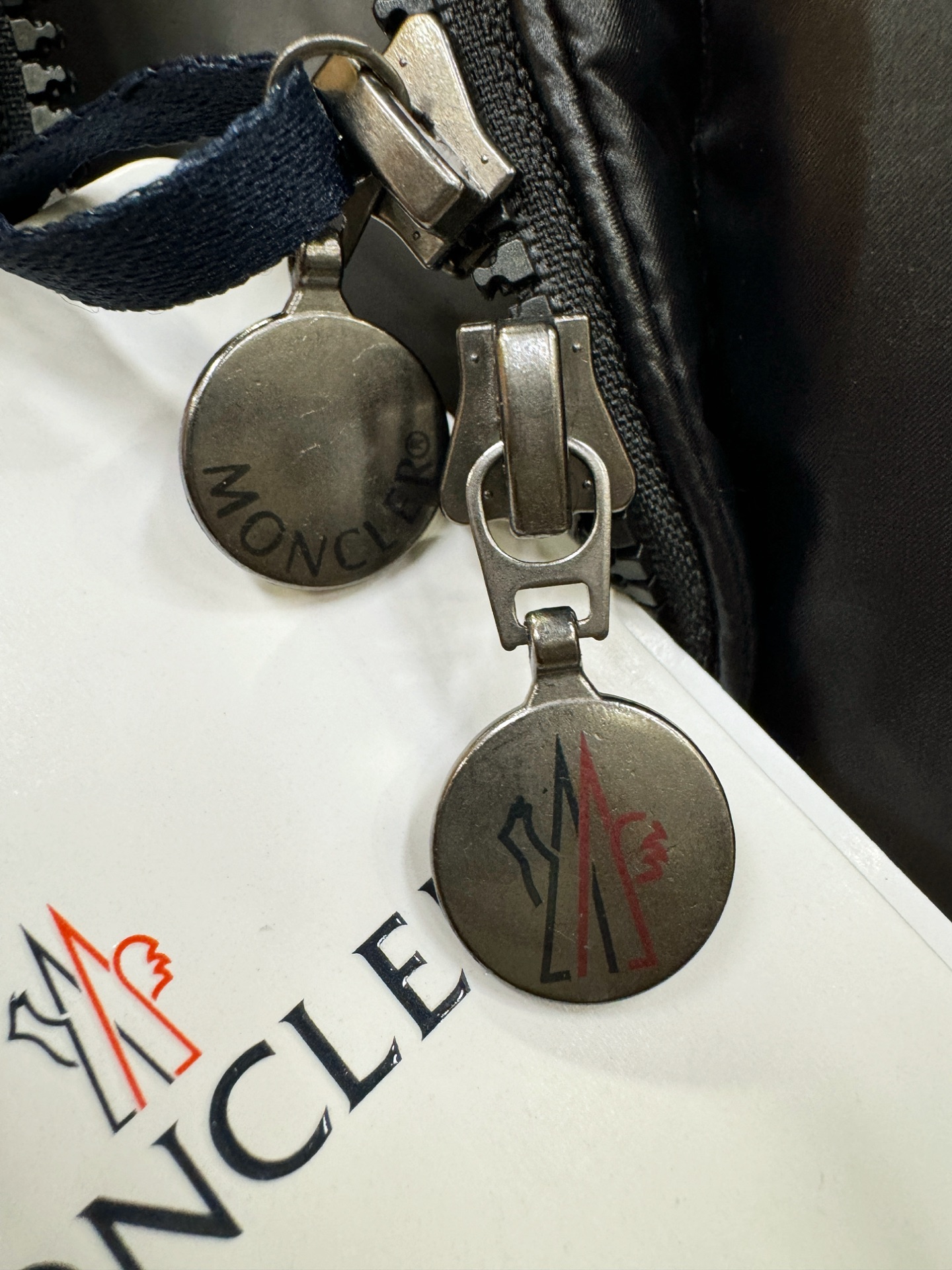 爆款羽绒服 2025新品 Moncler蒙口 新款羽绒马甲 秀场新品，品相非常完美，专柜高科技防水面料，