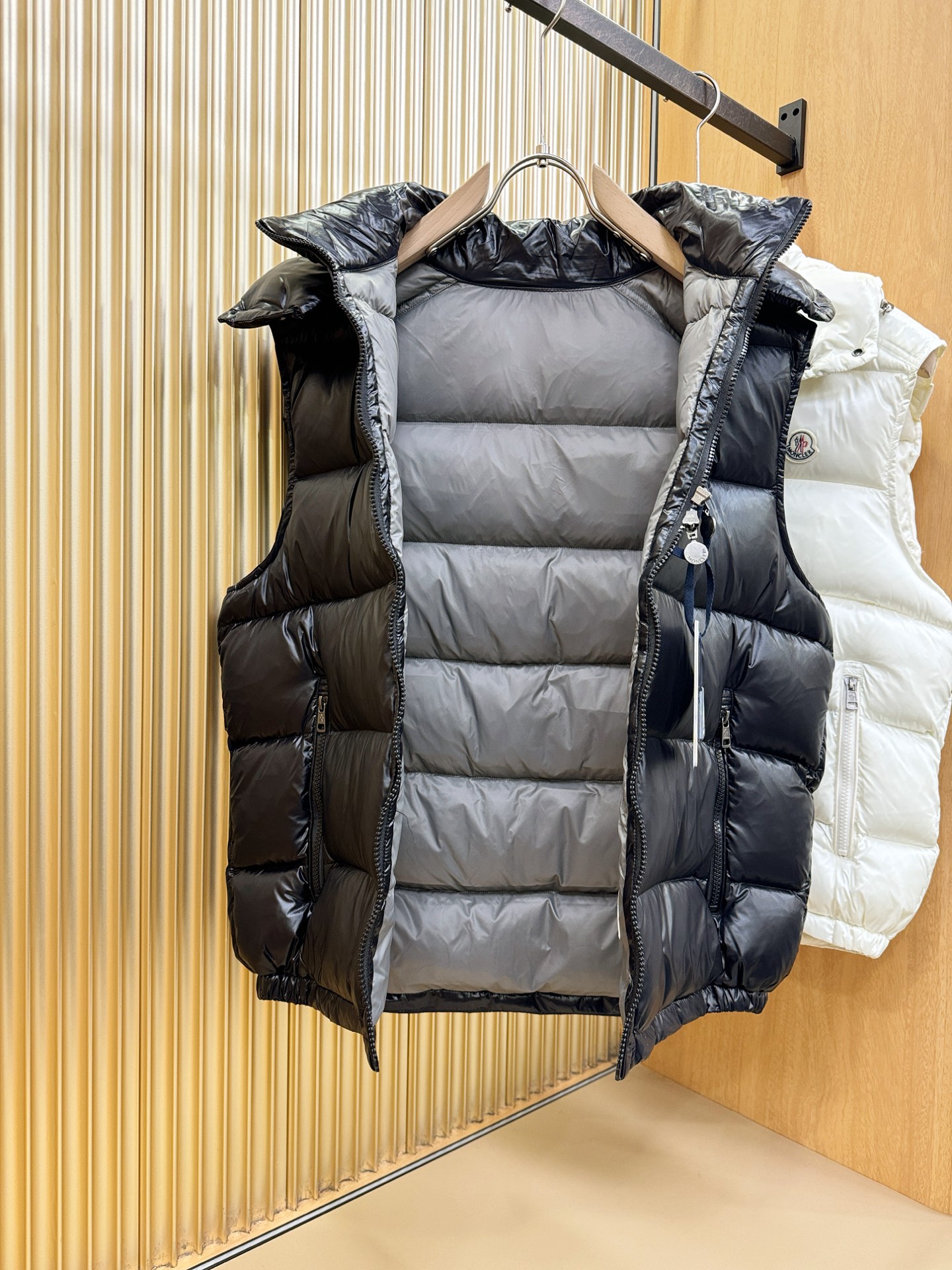 爆款羽绒服 2025新品 Moncler蒙口 新款羽绒马甲 秀场新品，品相非常完美，专柜高科技防水面料，