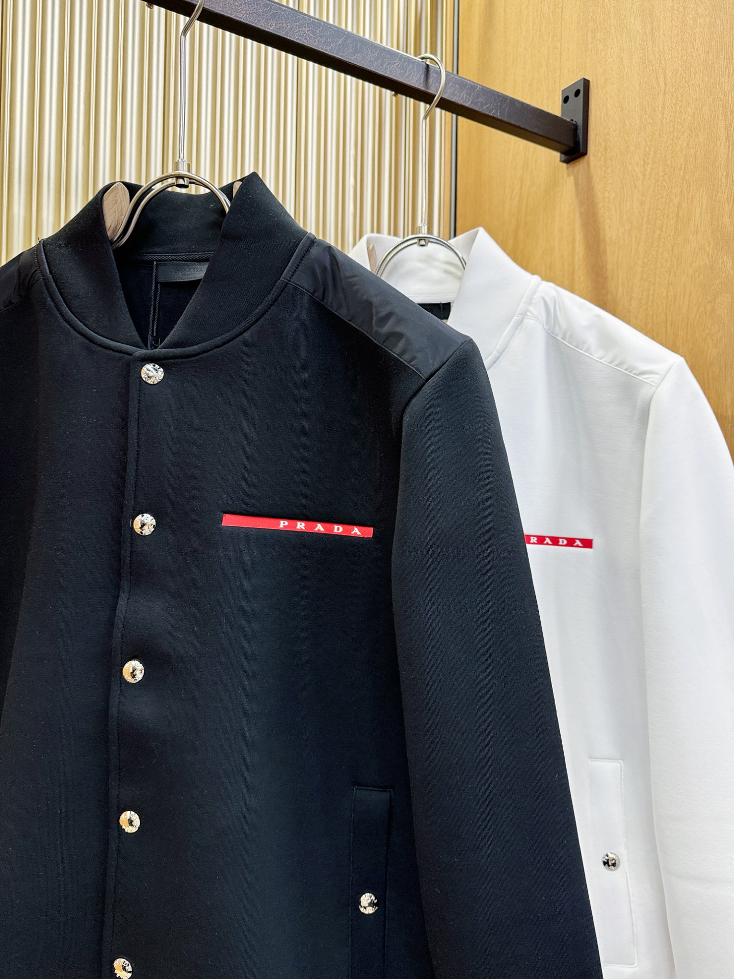 PRADA 普拉达 2025秋冬新款外套开衫，原单狠货 开衫。欧洲专柜同步，上身更随意大方，专柜原版五金