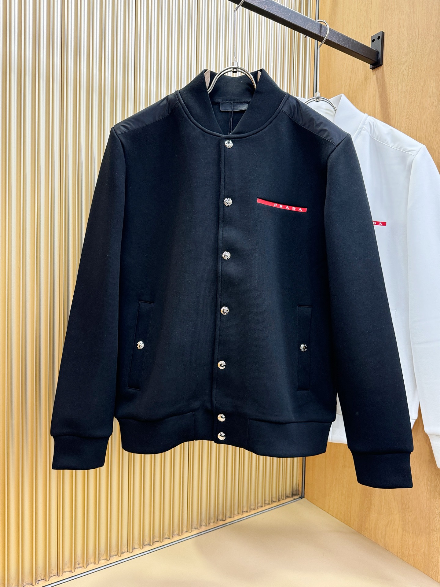 PRADA 普拉达 2025秋冬新款外套开衫，原单狠货 开衫。欧洲专柜同步，上身更随意大方，专柜原版五金