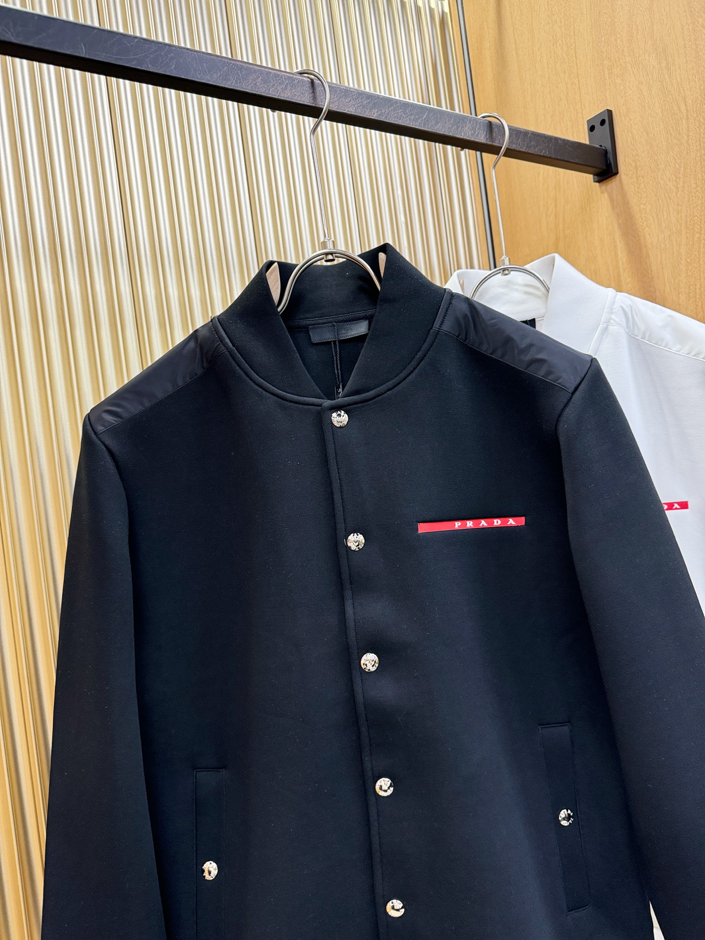 PRADA 普拉达 2025秋冬新款外套开衫，原单狠货 开衫。欧洲专柜同步，上身更随意大方，专柜原版五金