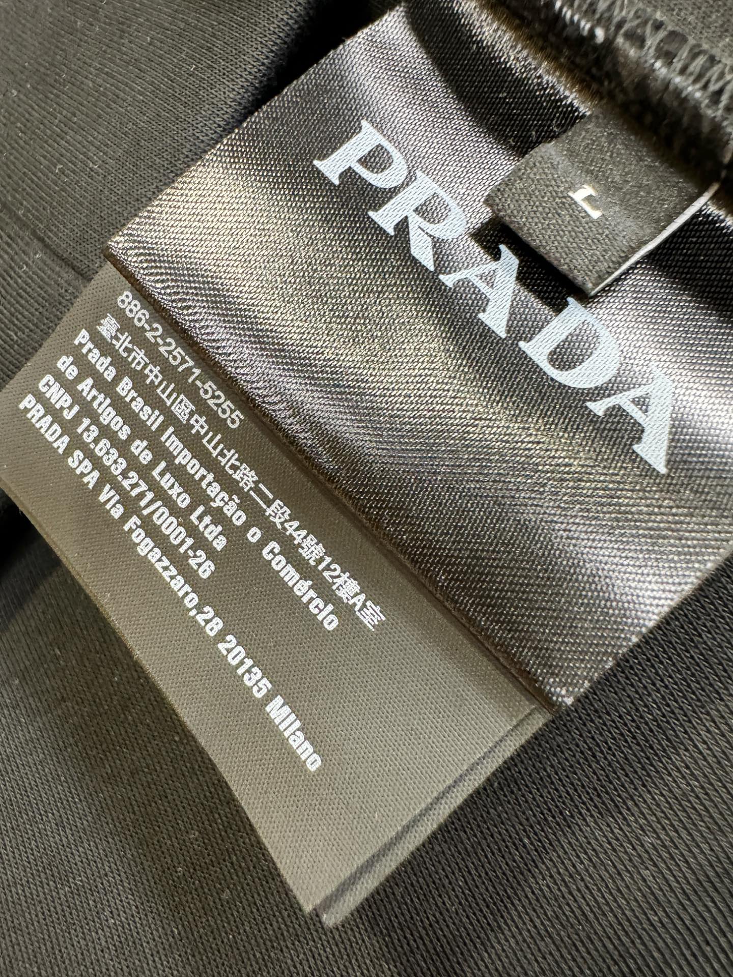PRADA 普拉达 2025秋冬新款外套开衫，原单狠货 开衫。欧洲专柜同步，上身更随意大方，专柜原版五金