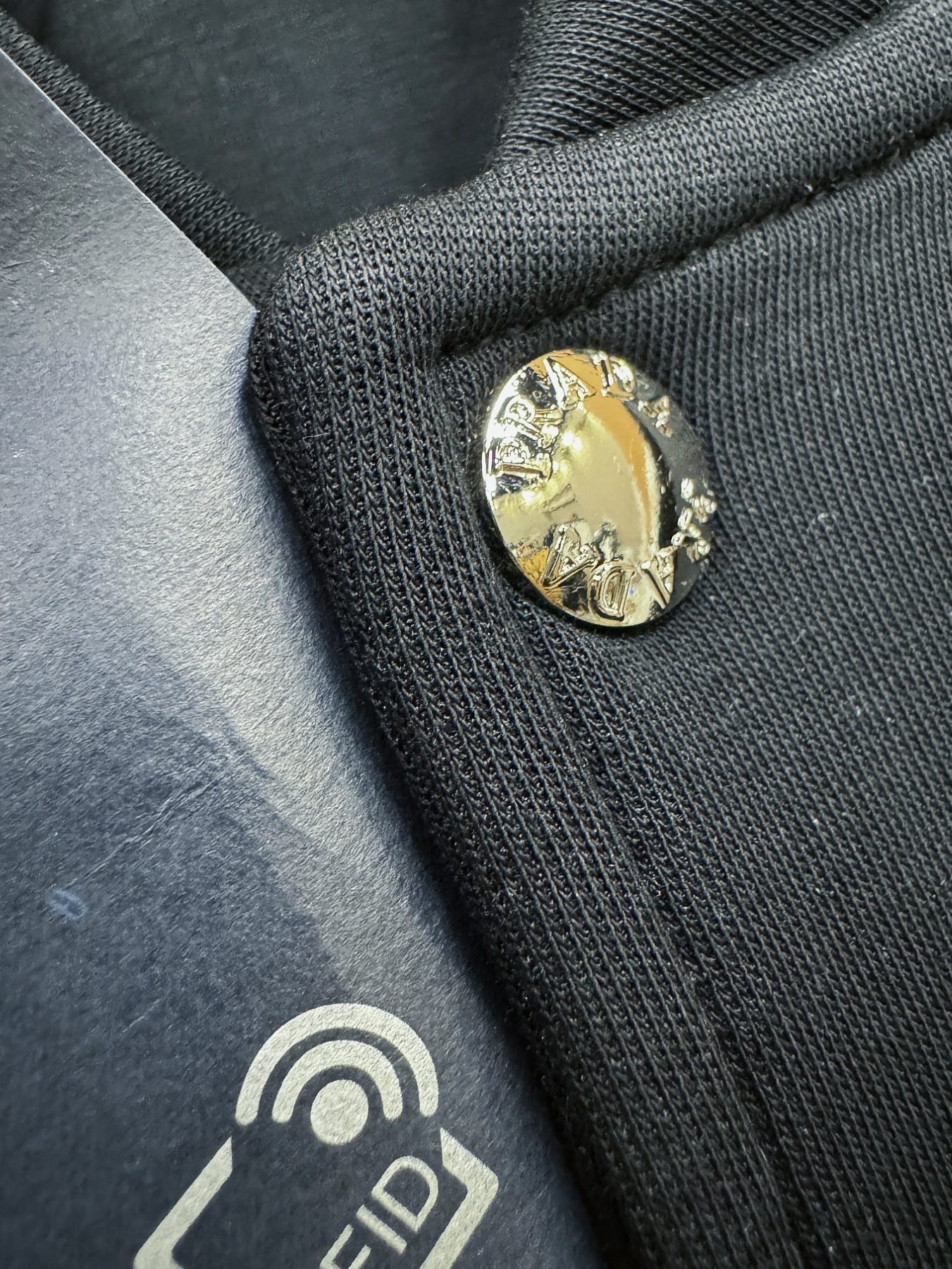 PRADA 普拉达 2025秋冬新款外套开衫，原单狠货 开衫。欧洲专柜同步，上身更随意大方，专柜原版五金