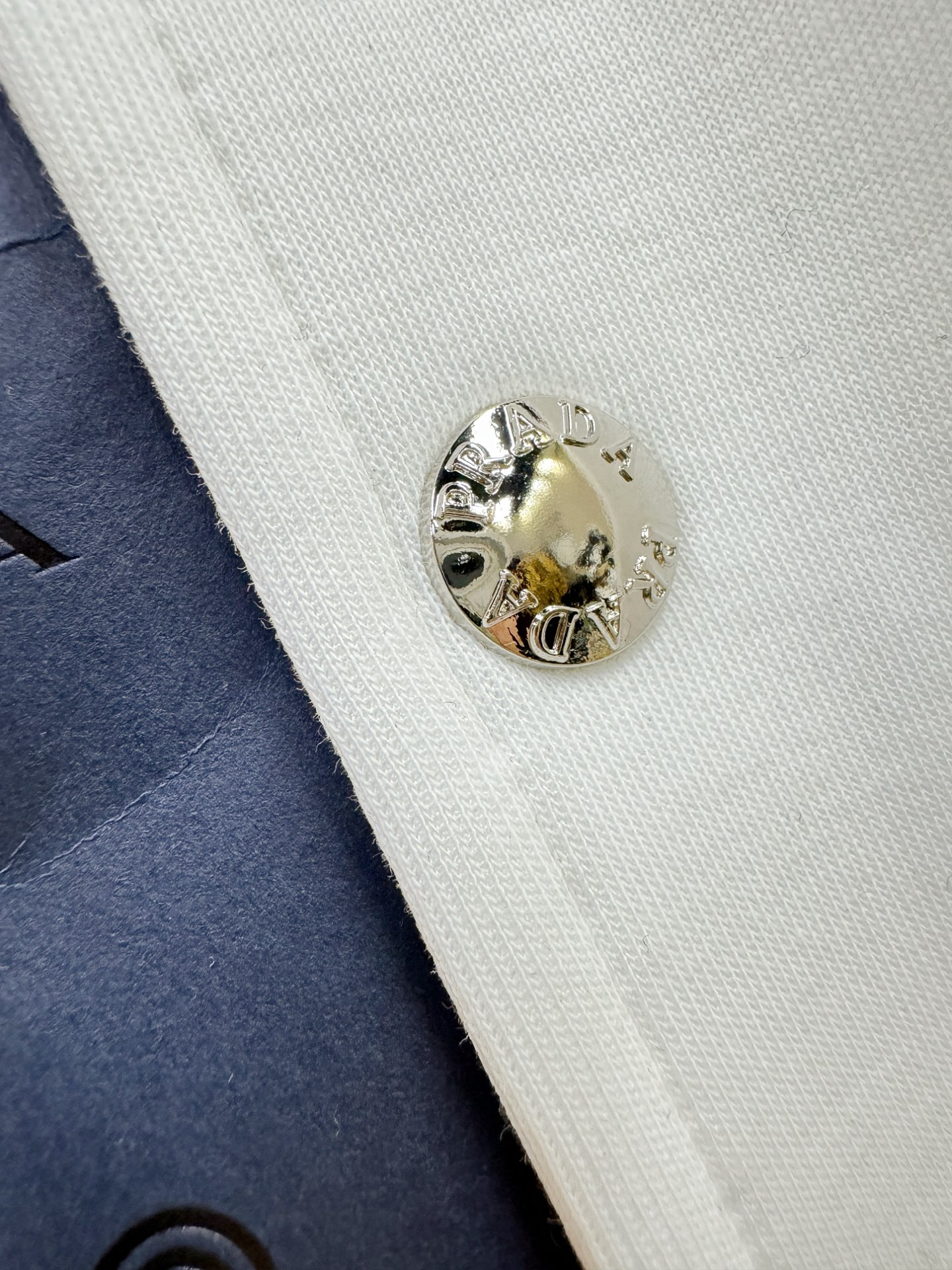 PRADA 普拉达 2025秋冬新款外套开衫，原单狠货 开衫。欧洲专柜同步，上身更随意大方，专柜原版五金