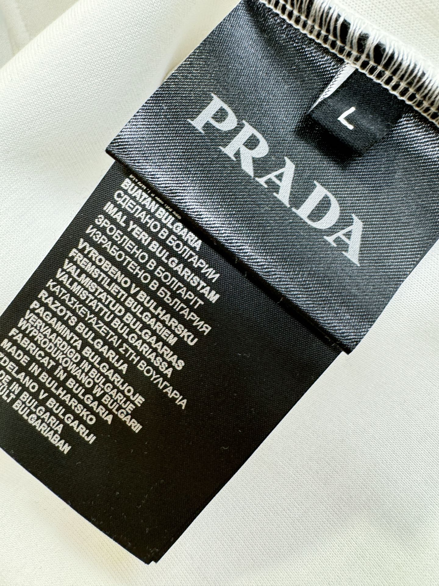 PRADA 普拉达 2025秋冬新款外套开衫，原单狠货 开衫。欧洲专柜同步，上身更随意大方，专柜原版五金