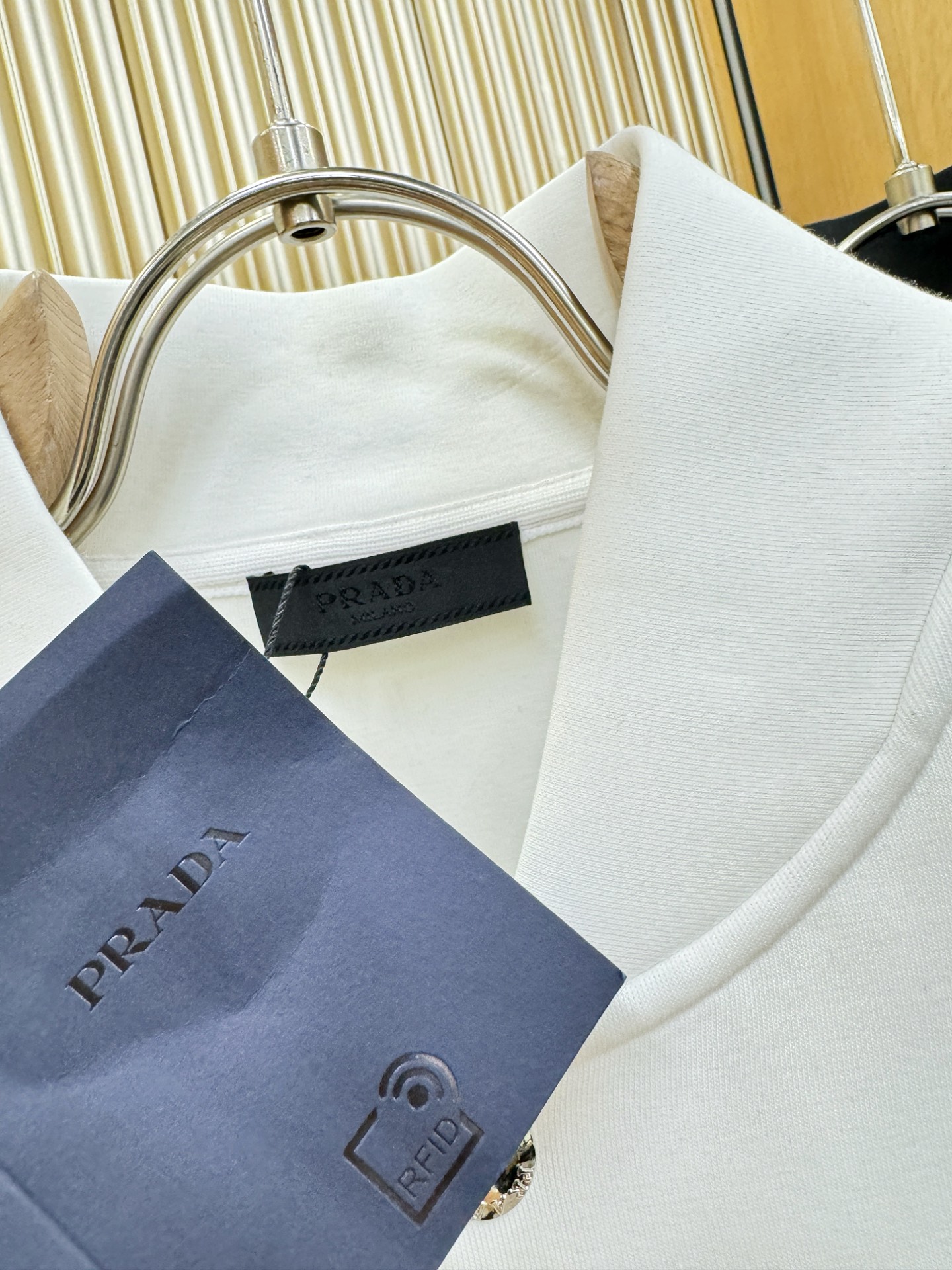 PRADA 普拉达 2025秋冬新款外套开衫，原单狠货 开衫。欧洲专柜同步，上身更随意大方，专柜原版五金