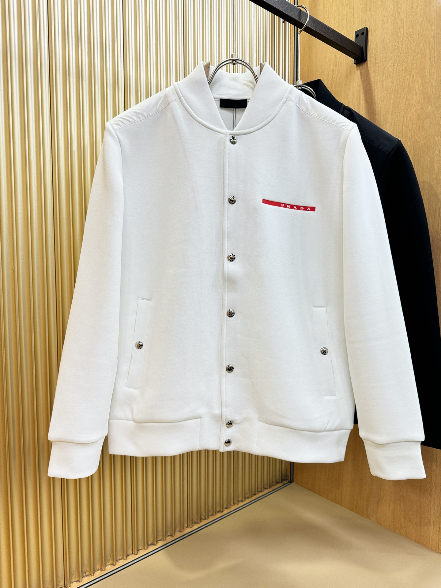 PRADA 普拉达 2025秋冬新款外套开衫，原单狠货 开衫。欧洲专柜同步，上身更随意大方，专柜原版五金