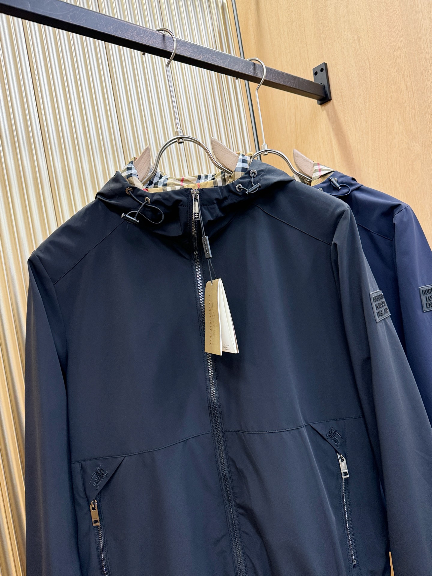 BURBERRY巴宝莉 2025秋冬新款夹克外套，原单狠货 意大利进口面料时尚夹克外套。欧洲专柜同步，上