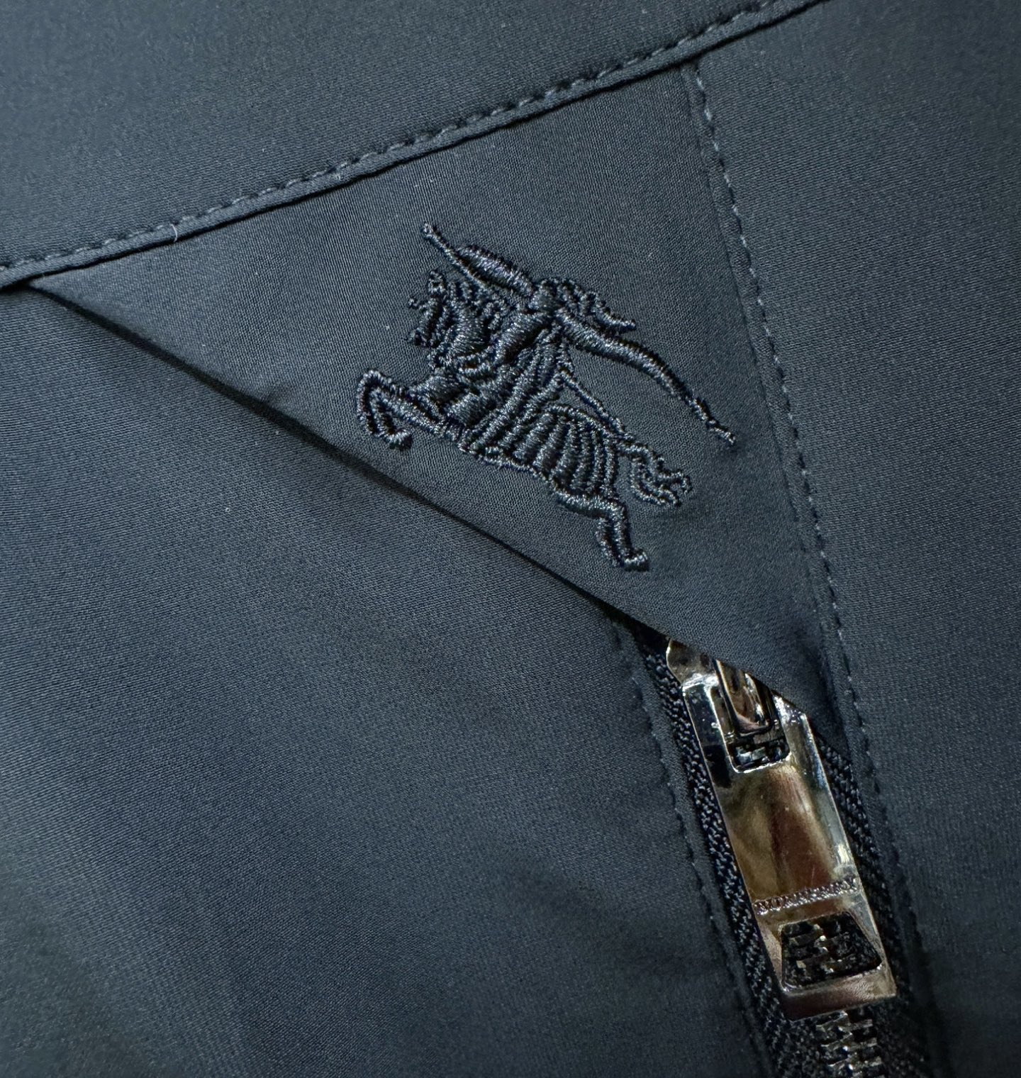 BURBERRY巴宝莉 2025秋冬新款夹克外套，原单狠货 意大利进口面料时尚夹克外套。欧洲专柜同步，上