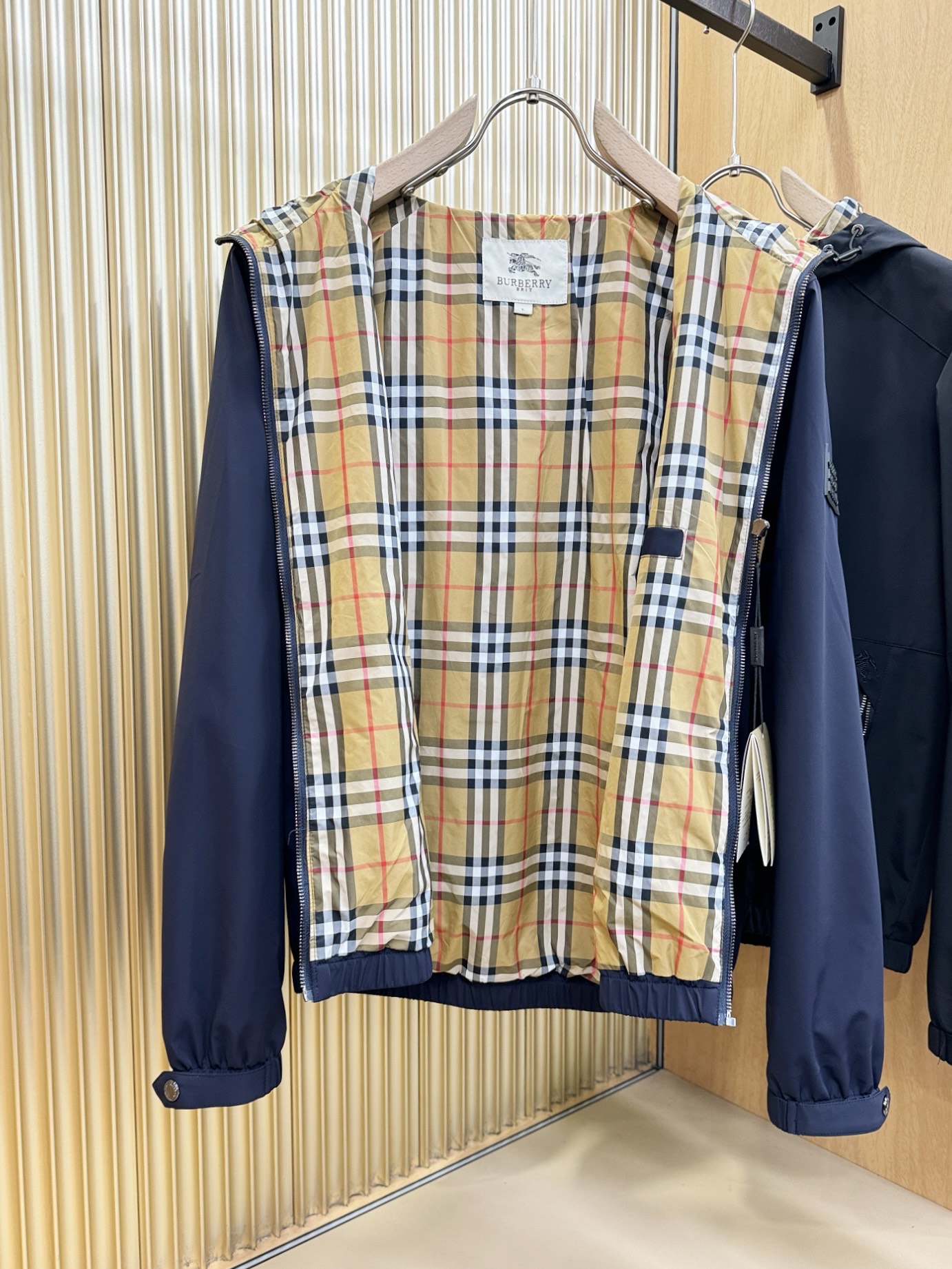 BURBERRY巴宝莉 2025秋冬新款夹克外套，原单狠货 意大利进口面料时尚夹克外套。欧洲专柜同步，上