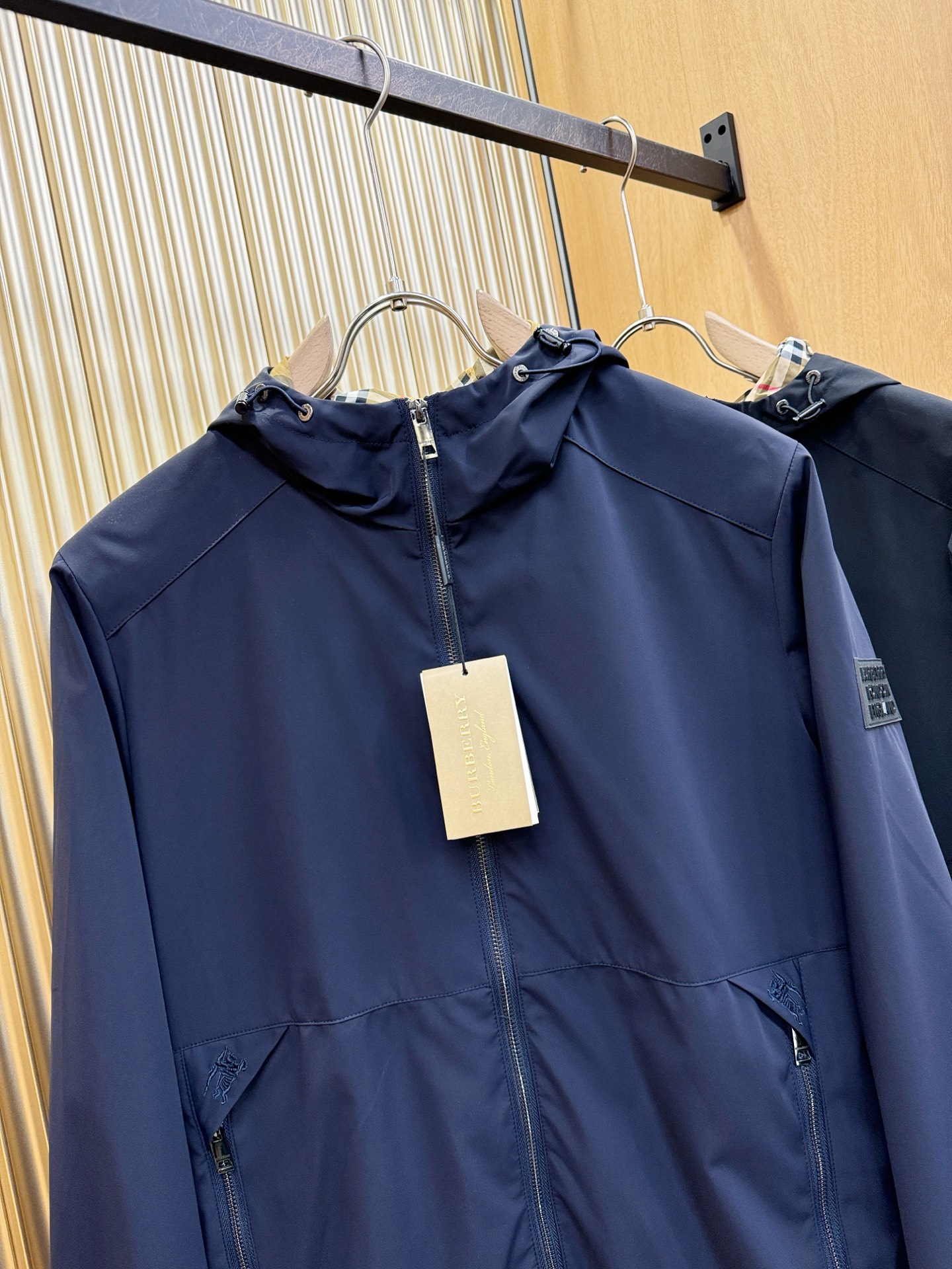 BURBERRY巴宝莉 2025秋冬新款夹克外套，原单狠货 意大利进口面料时尚夹克外套。欧洲专柜同步，上