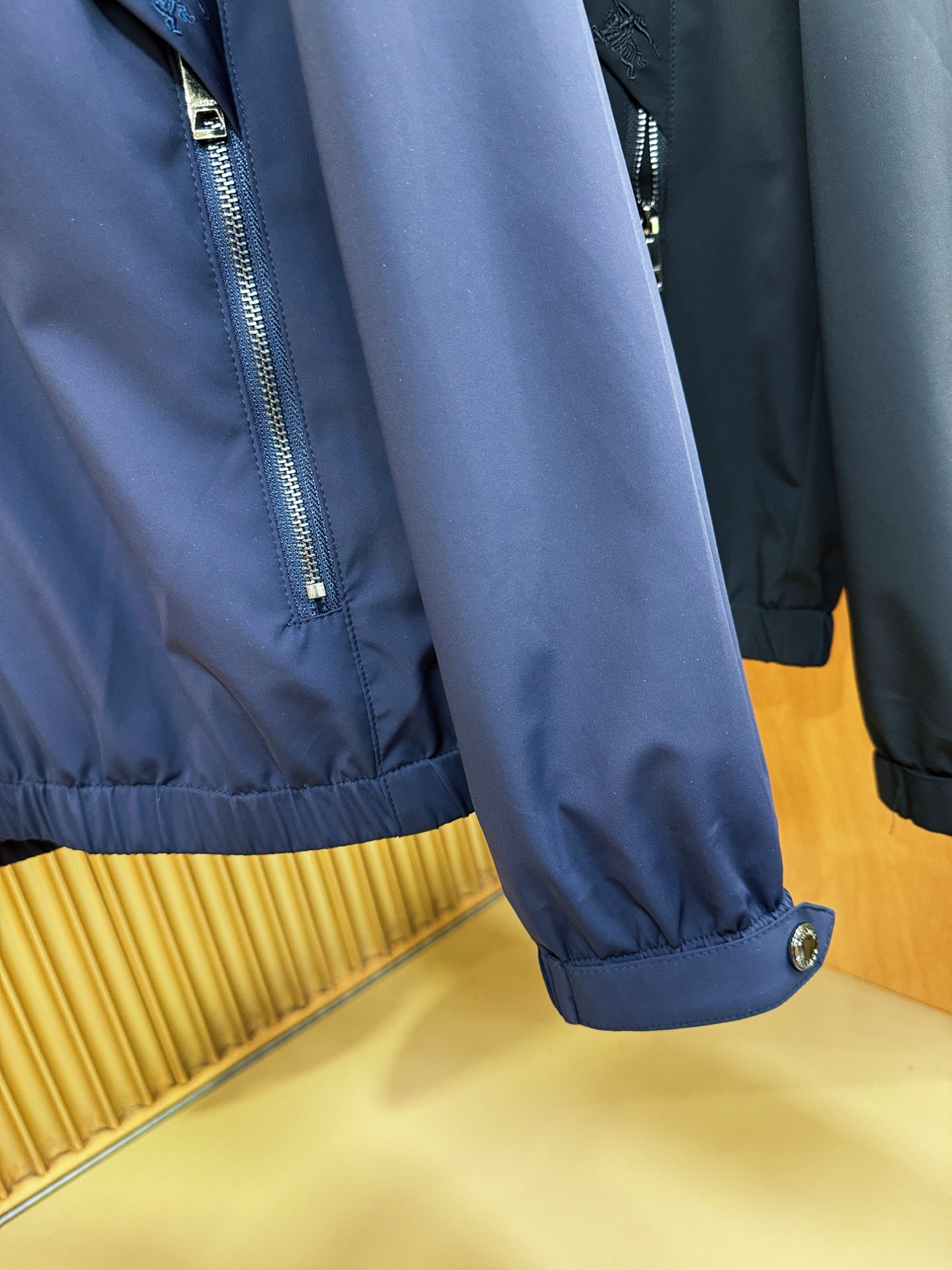 BURBERRY巴宝莉 2025秋冬新款夹克外套，原单狠货 意大利进口面料时尚夹克外套。欧洲专柜同步，上