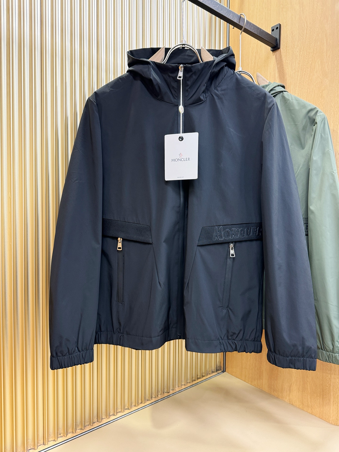 Moncler蒙口 2025秋冬新款夹克外套，原单狠货 意大利进口面料时尚夹克外套。欧洲专柜同步，上身更