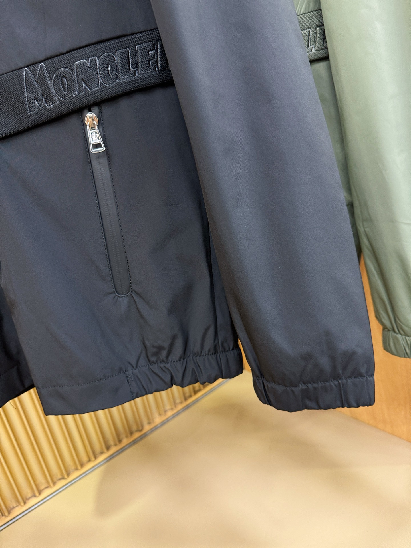 Moncler蒙口 2025秋冬新款夹克外套，原单狠货 意大利进口面料时尚夹克外套。欧洲专柜同步，上身更