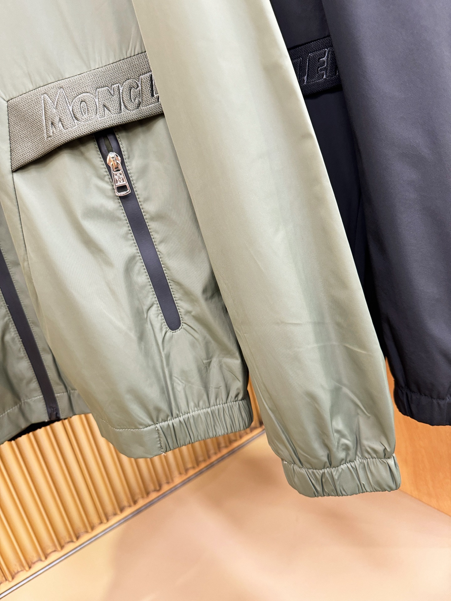 Moncler蒙口 2025秋冬新款夹克外套，原单狠货 意大利进口面料时尚夹克外套。欧洲专柜同步，上身更