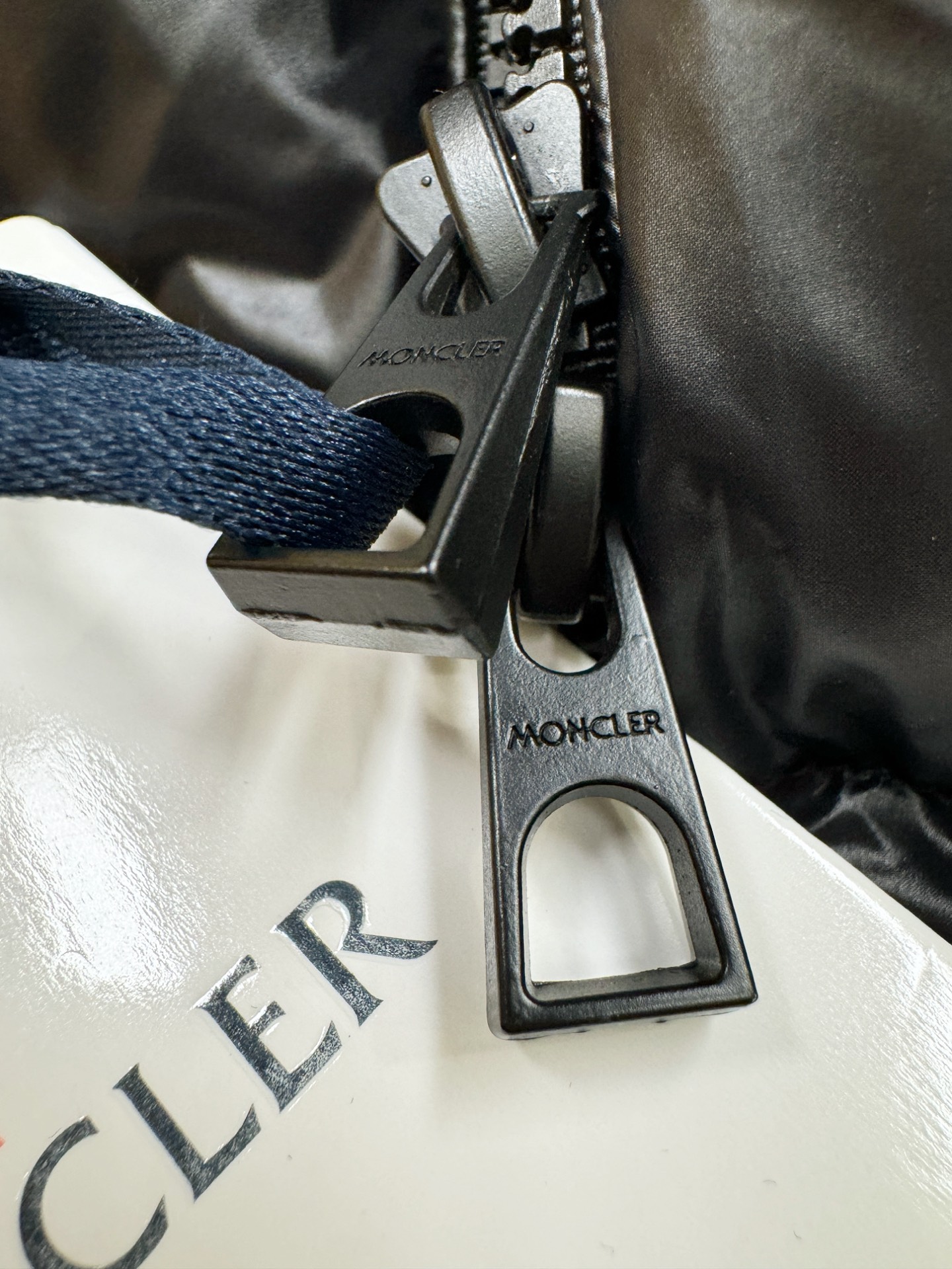 爆款羽绒服 2025新品 Moncler蒙口 新款羽绒马甲 秀场新品，品相非常完美，专柜高科技防水面料，