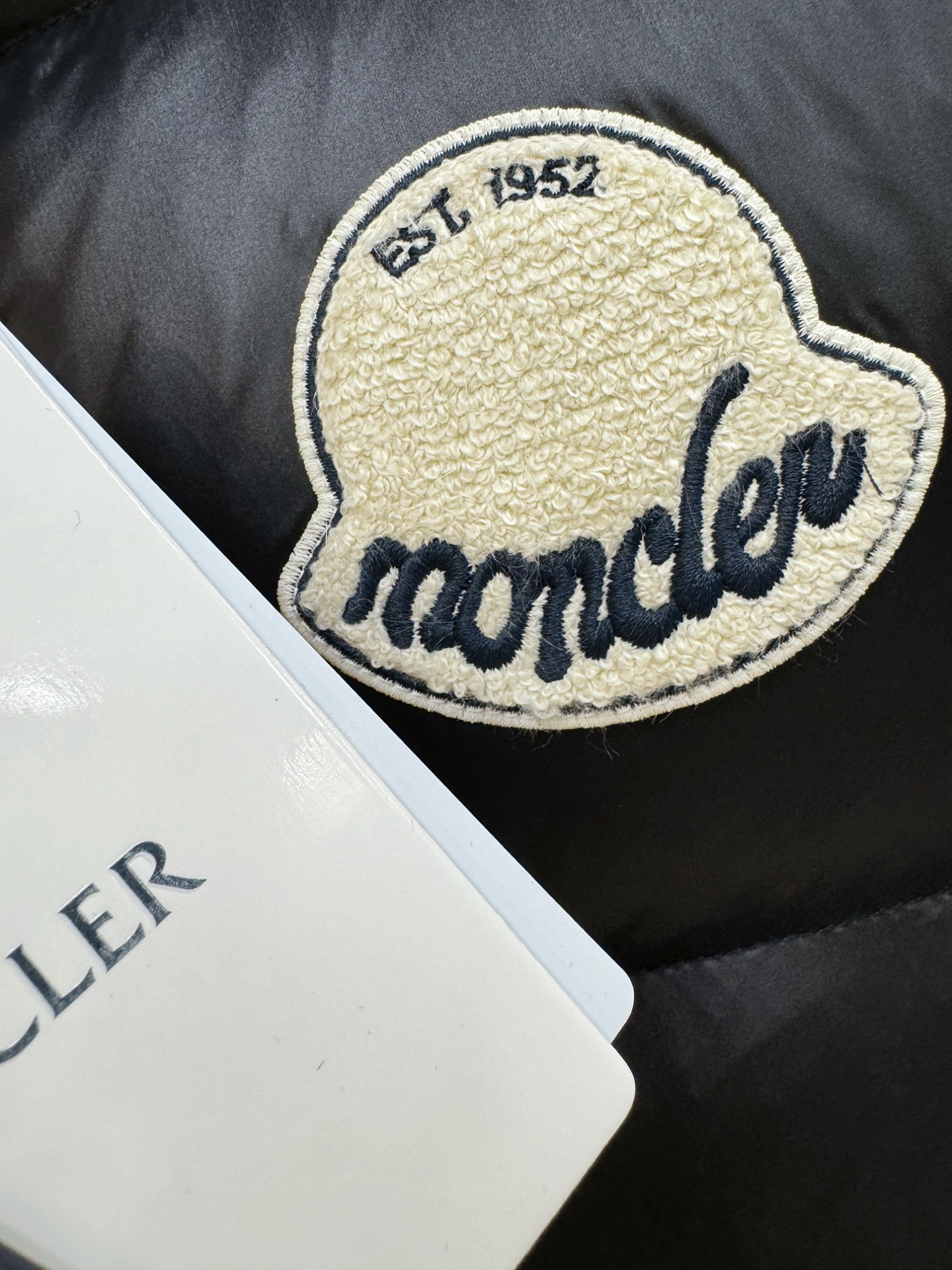 爆款羽绒服 2025新品 Moncler蒙口 新款羽绒马甲 秀场新品，品相非常完美，专柜高科技防水面料，