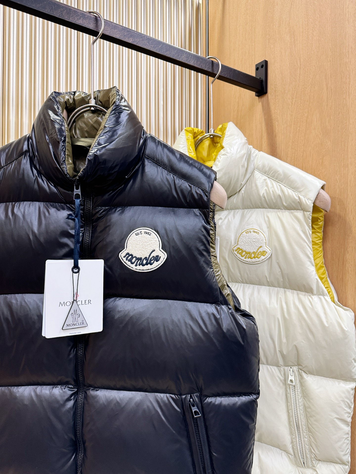 爆款羽绒服 2025新品 Moncler蒙口 新款羽绒马甲 秀场新品，品相非常完美，专柜高科技防水面料，