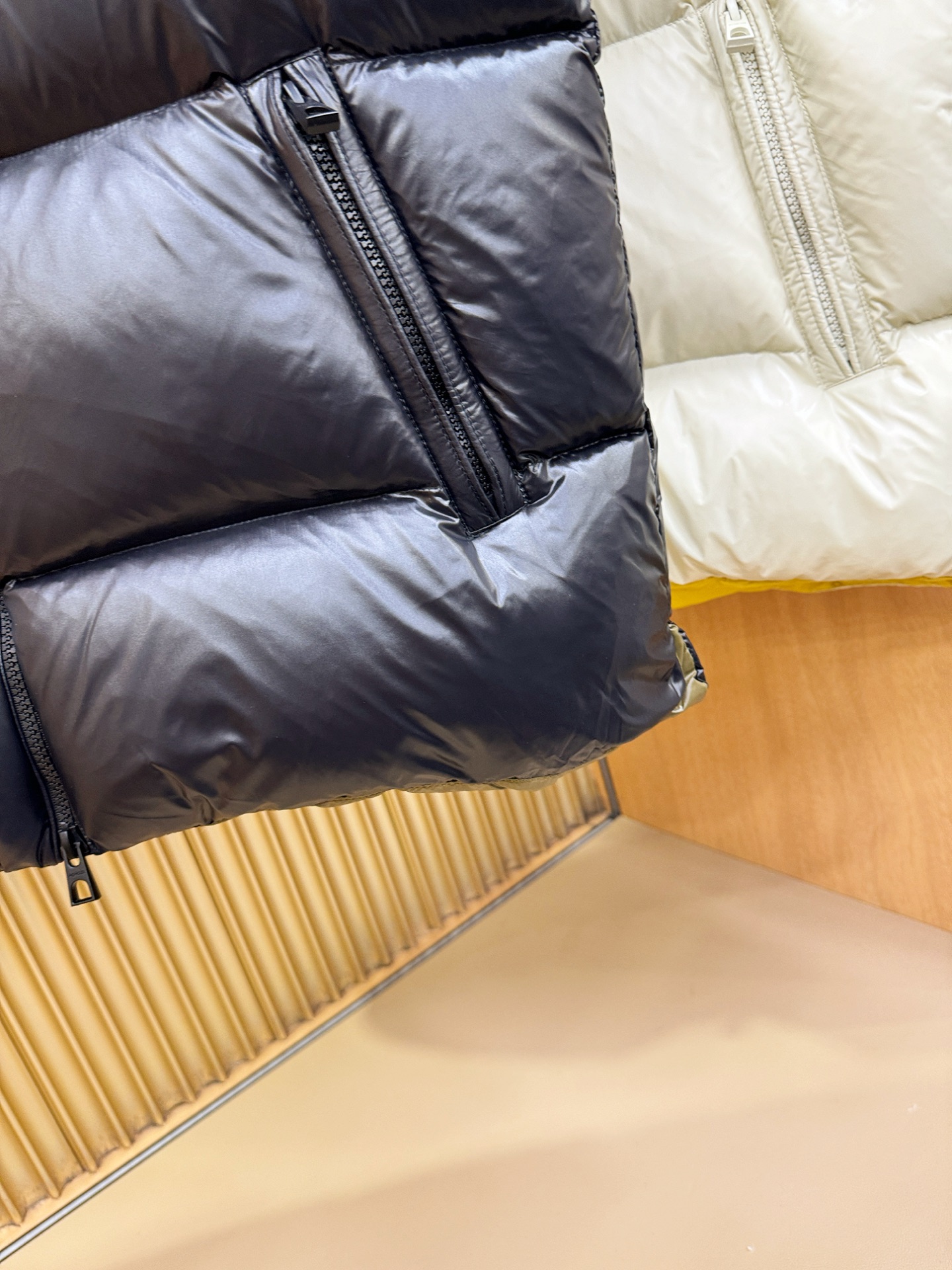 爆款羽绒服 2025新品 Moncler蒙口 新款羽绒马甲 秀场新品，品相非常完美，专柜高科技防水面料，