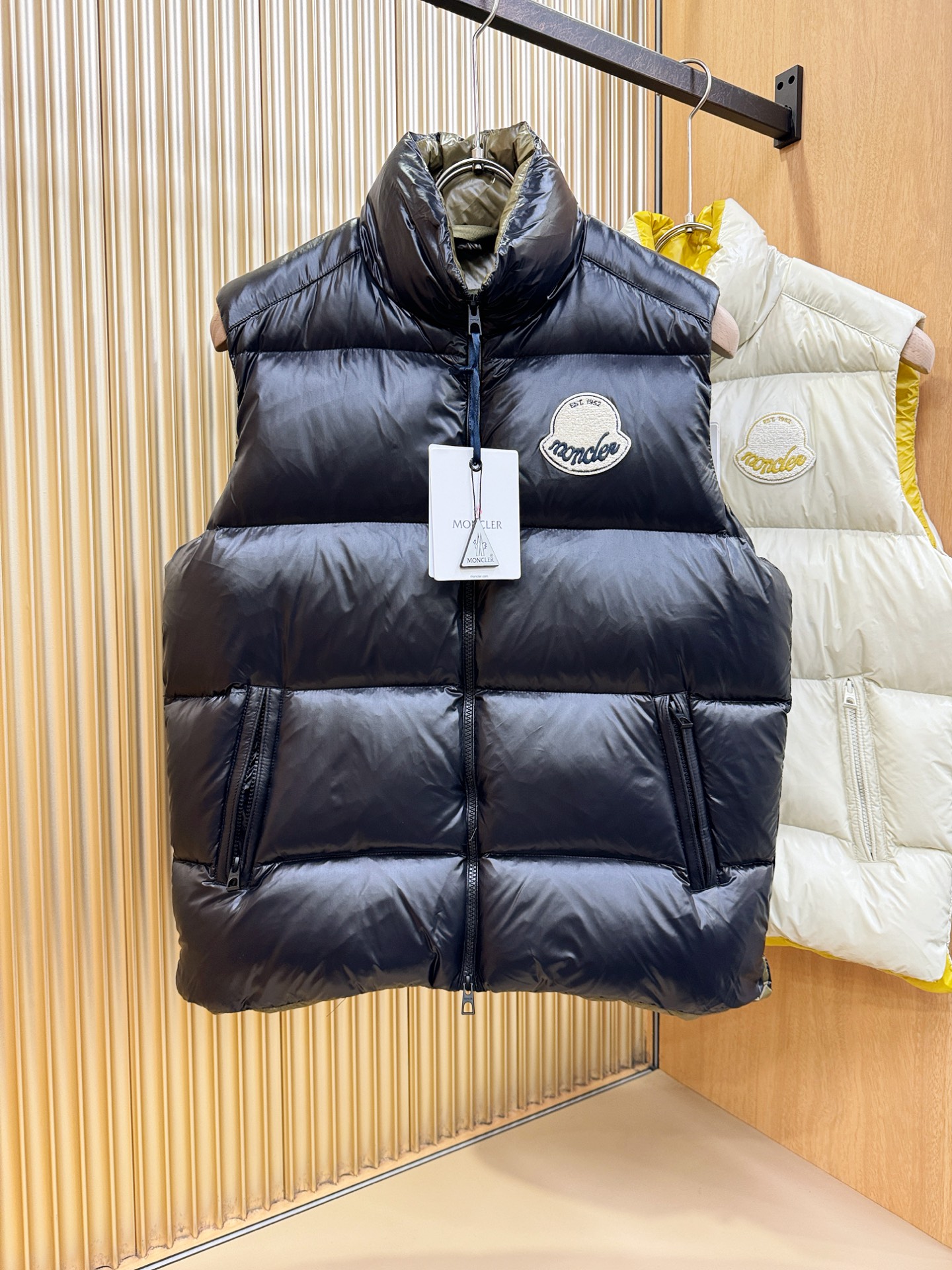 爆款羽绒服 2025新品 Moncler蒙口 新款羽绒马甲 秀场新品，品相非常完美，专柜高科技防水面料，