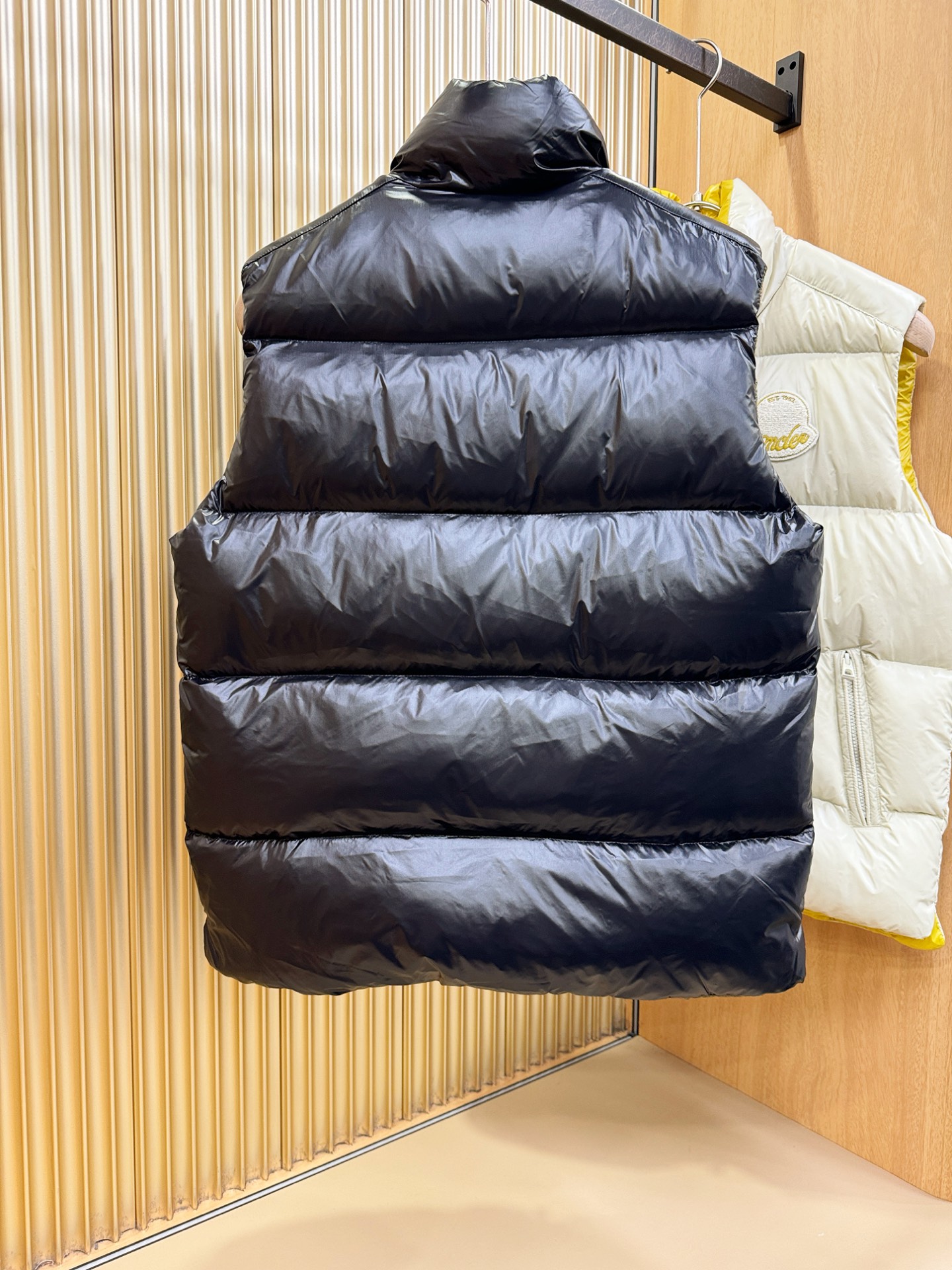 爆款羽绒服 2025新品 Moncler蒙口 新款羽绒马甲 秀场新品，品相非常完美，专柜高科技防水面料，