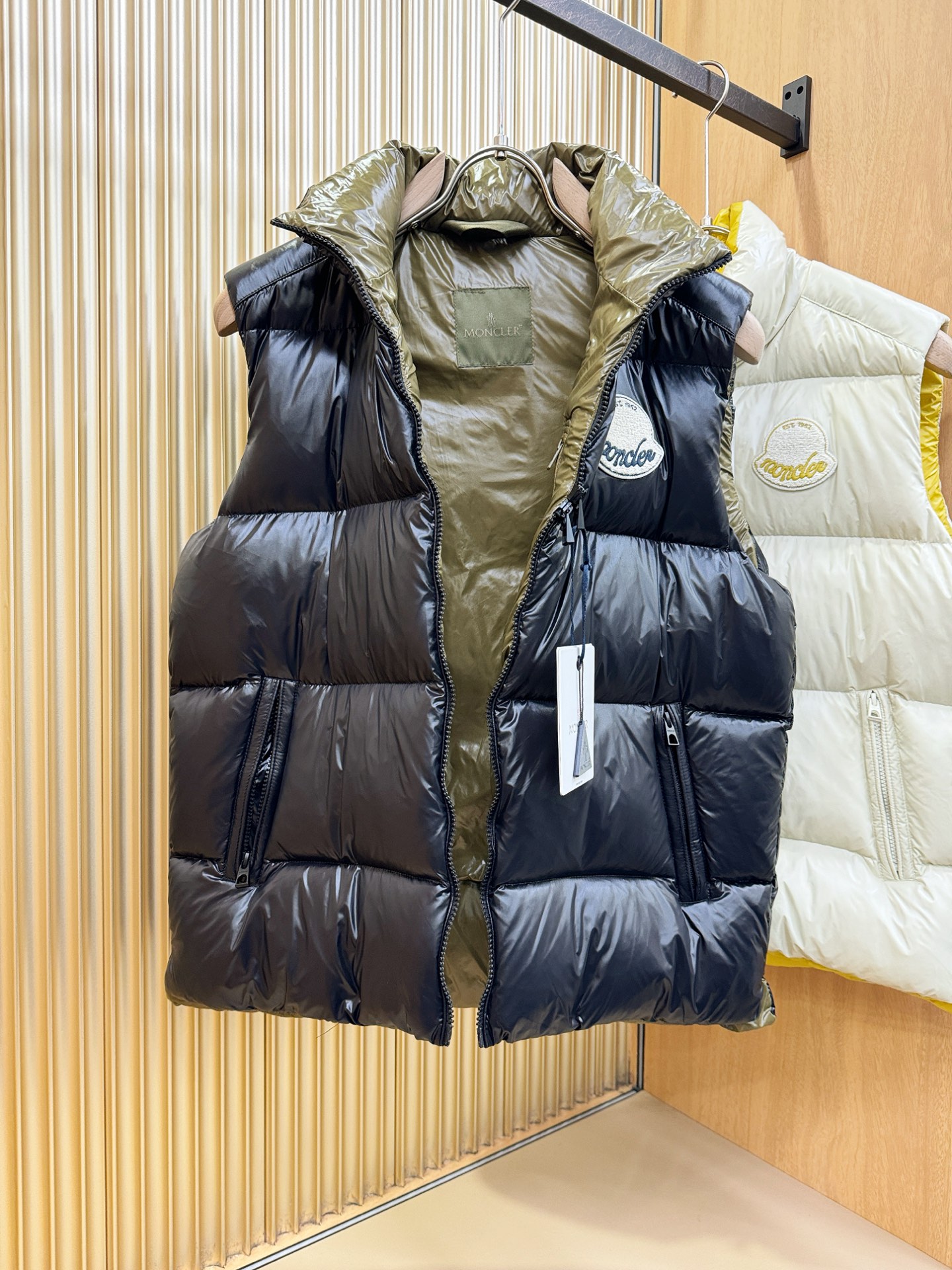 爆款羽绒服 2025新品 Moncler蒙口 新款羽绒马甲 秀场新品，品相非常完美，专柜高科技防水面料，