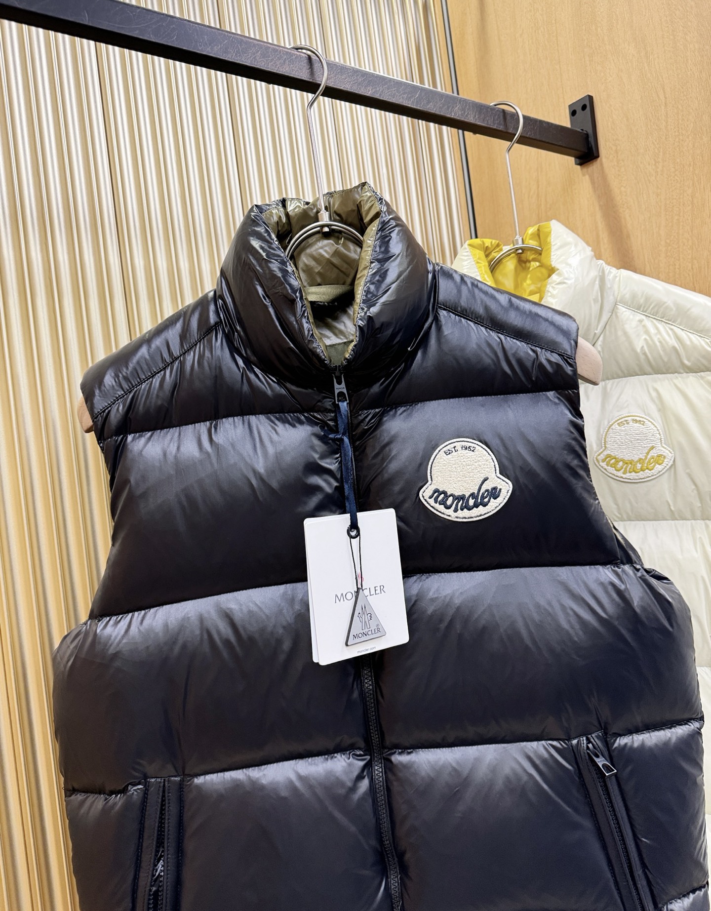 爆款羽绒服 2025新品 Moncler蒙口 新款羽绒马甲 秀场新品，品相非常完美，专柜高科技防水面料，