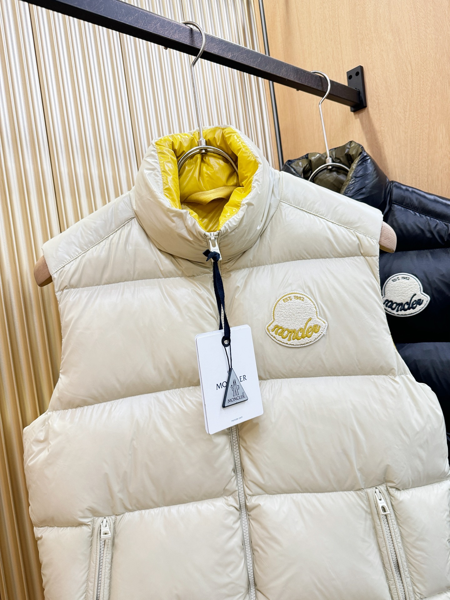 爆款羽绒服 2025新品 Moncler蒙口 新款羽绒马甲 秀场新品，品相非常完美，专柜高科技防水面料，