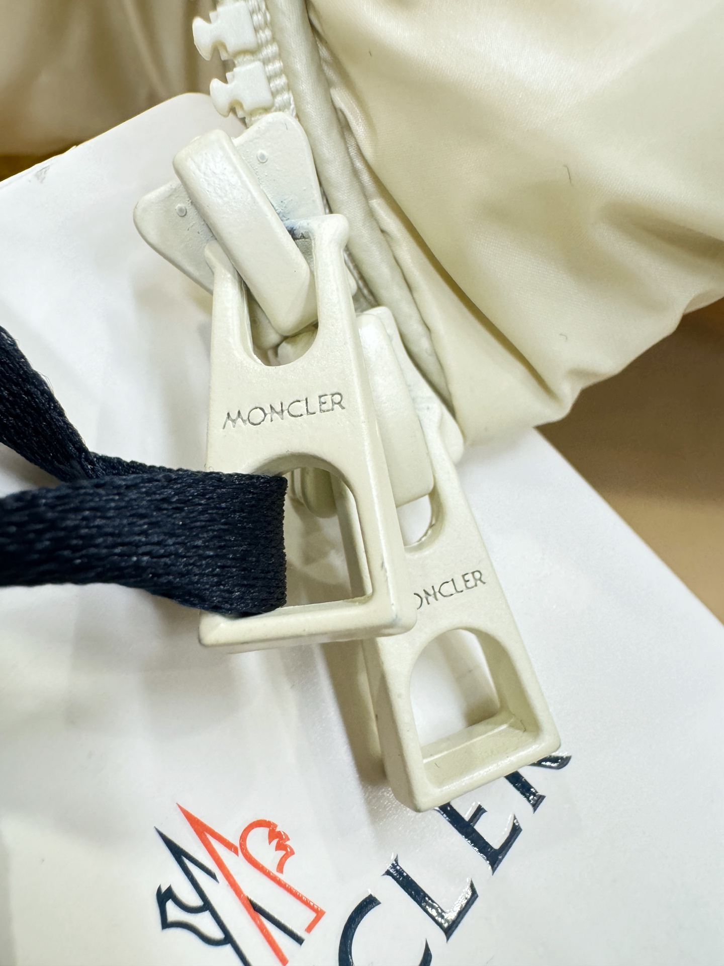 爆款羽绒服 2025新品 Moncler蒙口 新款羽绒马甲 秀场新品，品相非常完美，专柜高科技防水面料，