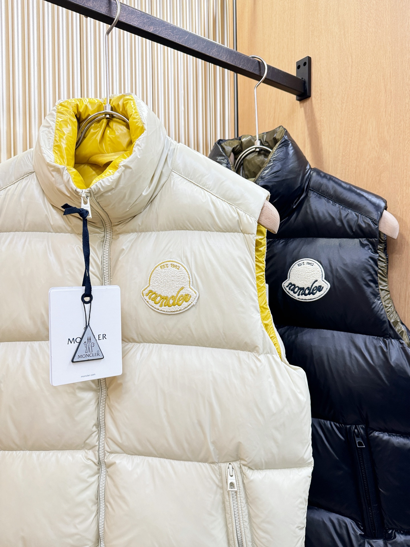 爆款羽绒服 2025新品 Moncler蒙口 新款羽绒马甲 秀场新品，品相非常完美，专柜高科技防水面料，