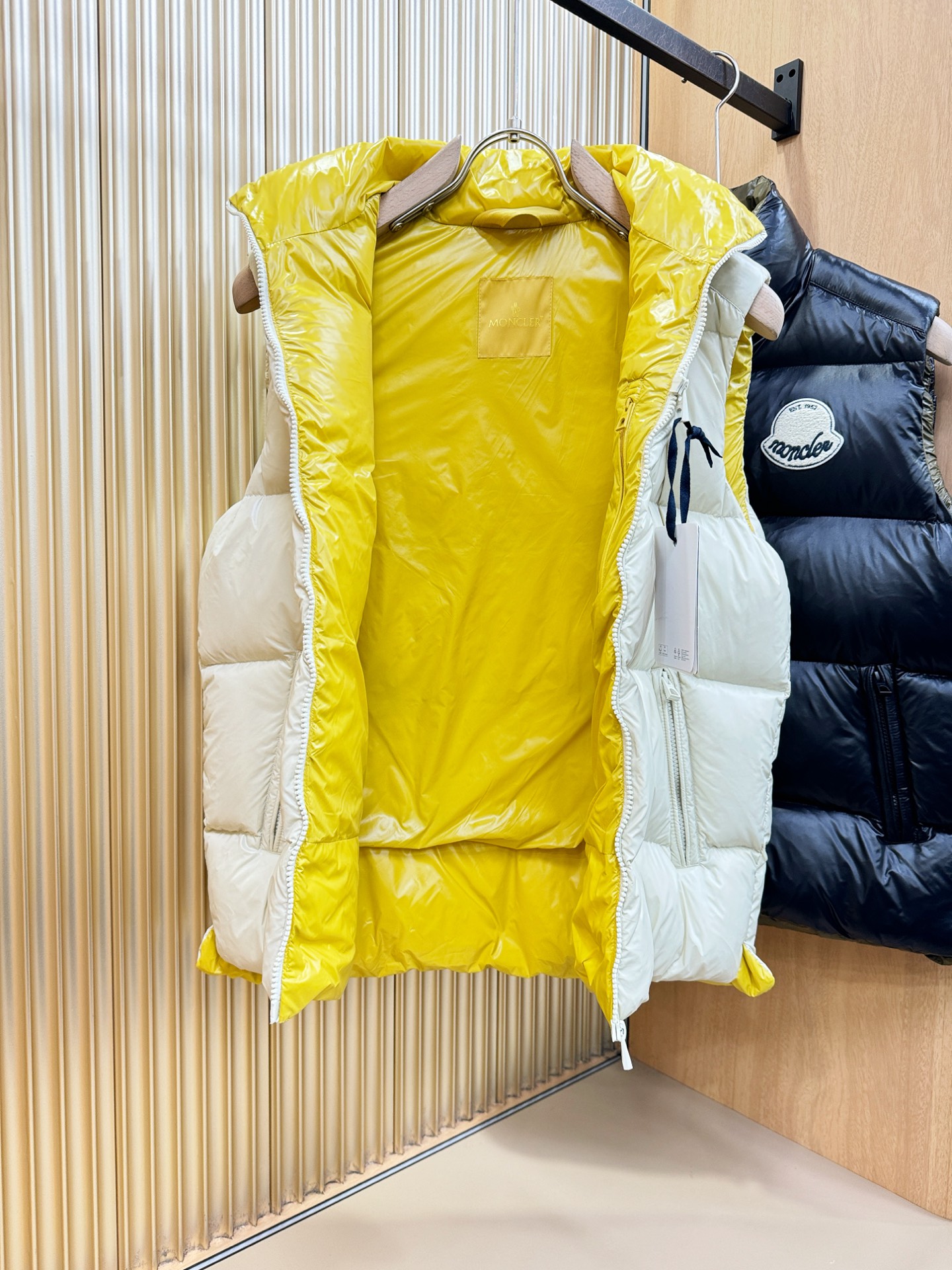 爆款羽绒服 2025新品 Moncler蒙口 新款羽绒马甲 秀场新品，品相非常完美，专柜高科技防水面料，