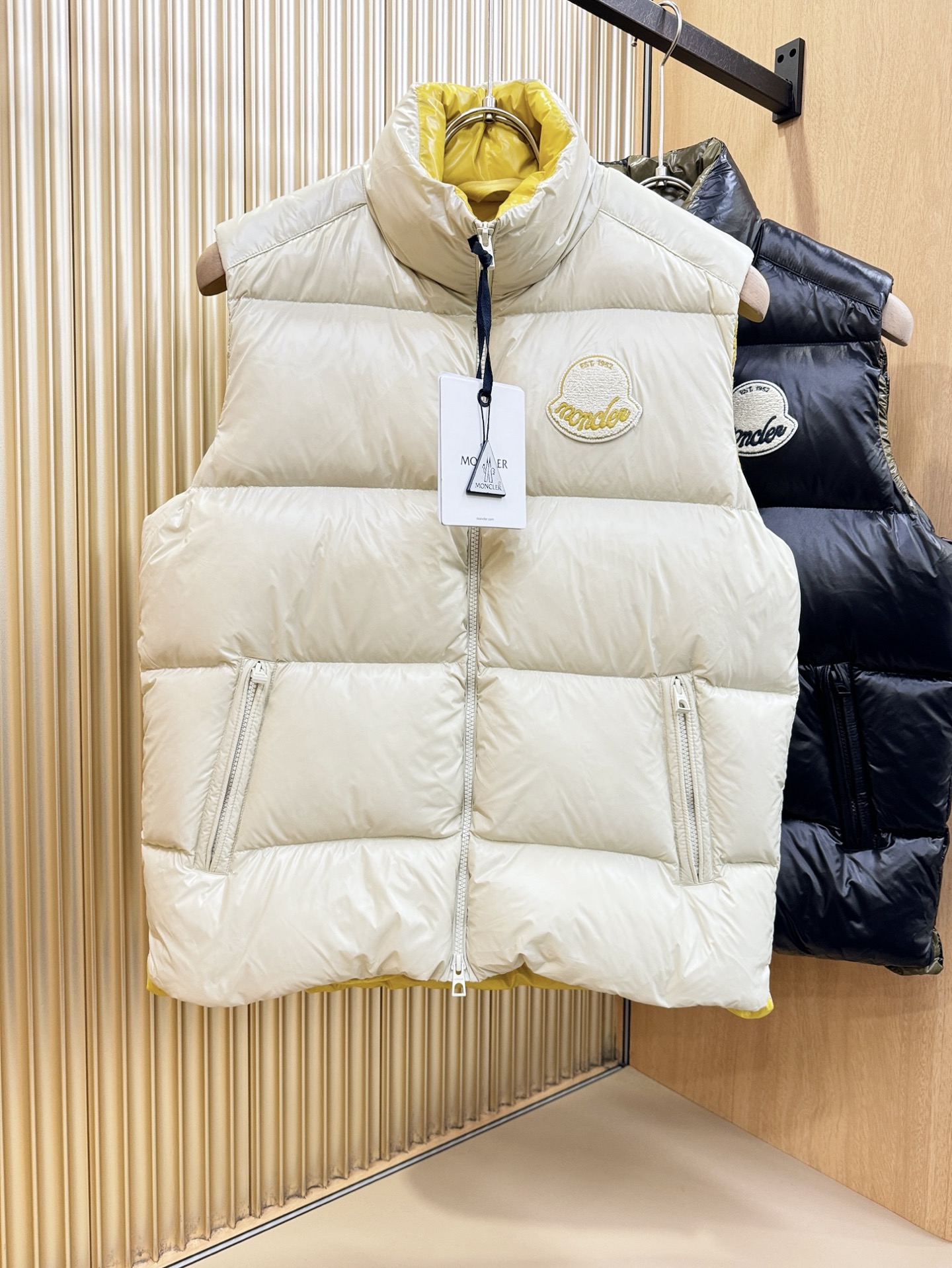 爆款羽绒服 2025新品 Moncler蒙口 新款羽绒马甲 秀场新品，品相非常完美，专柜高科技防水面料，