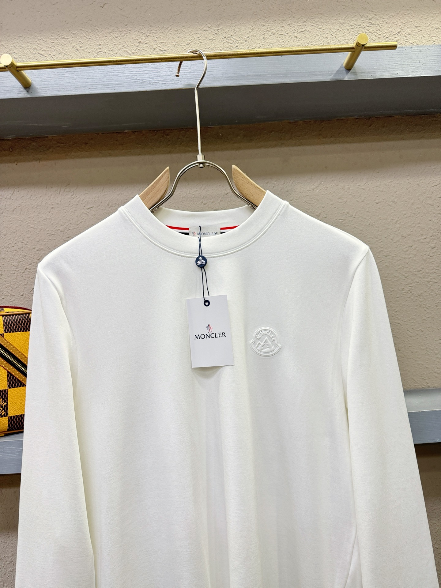 Moncler蒙口 2025ss秋冬新品 长袖T恤，经典Logo设计，百搭款 官网同步发售 定制面料，柔