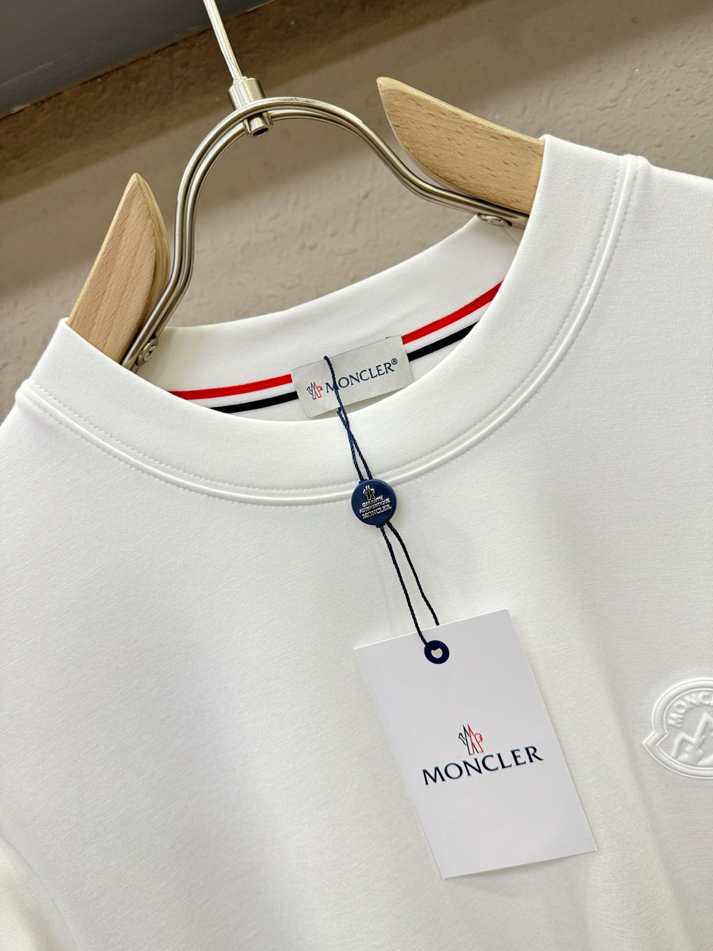 Moncler蒙口 2025ss秋冬新品 长袖T恤，经典Logo设计，百搭款 官网同步发售 定制面料，柔
