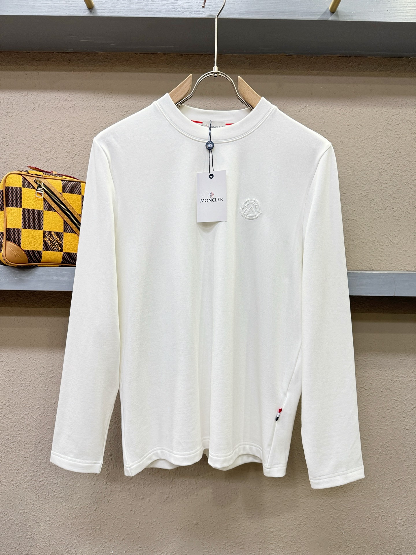 Moncler蒙口 2025ss秋冬新品 长袖T恤，经典Logo设计，百搭款 官网同步发售 定制面料，柔