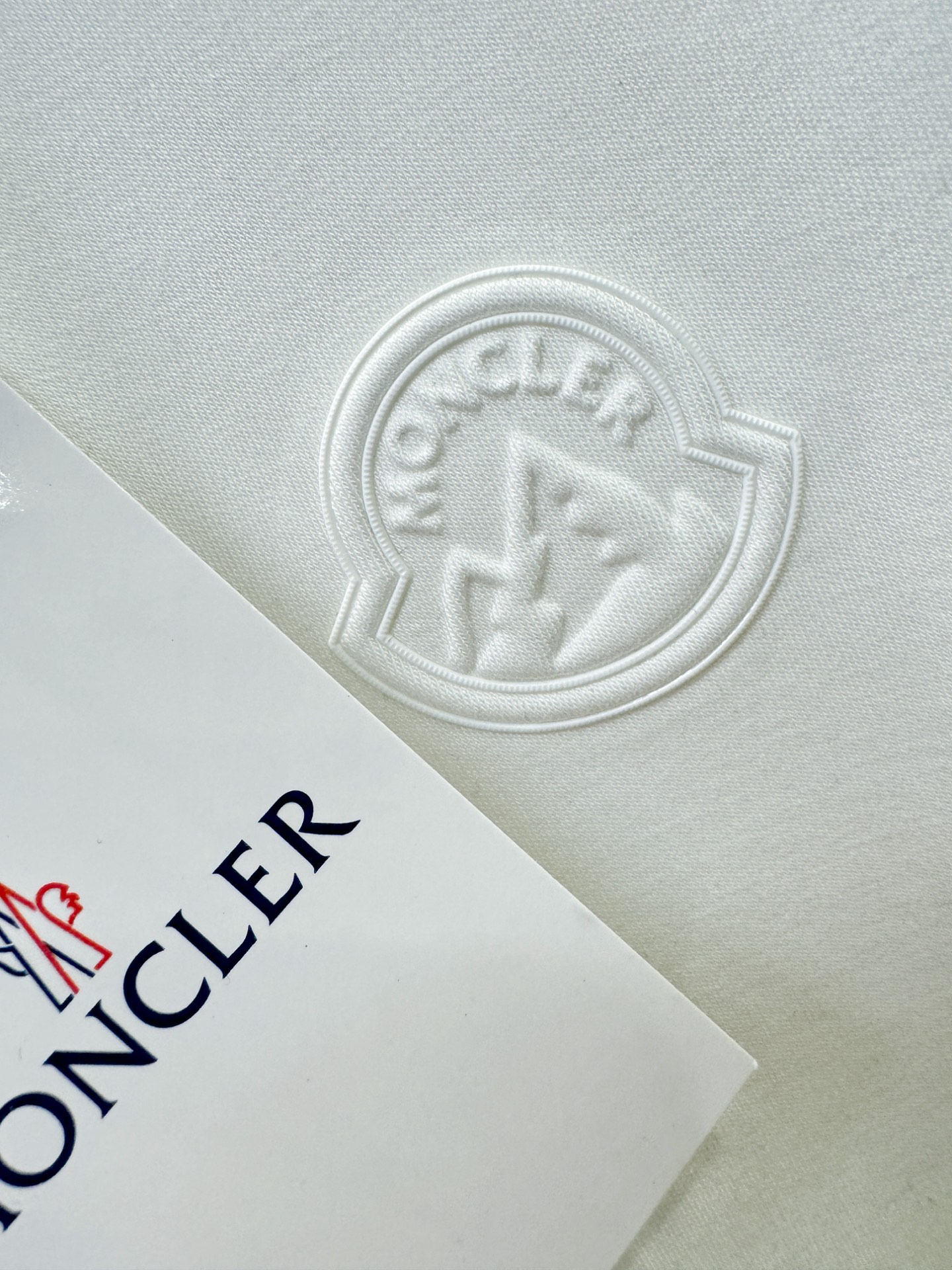 Moncler蒙口 2025ss秋冬新品 长袖T恤，经典Logo设计，百搭款 官网同步发售 定制面料，柔