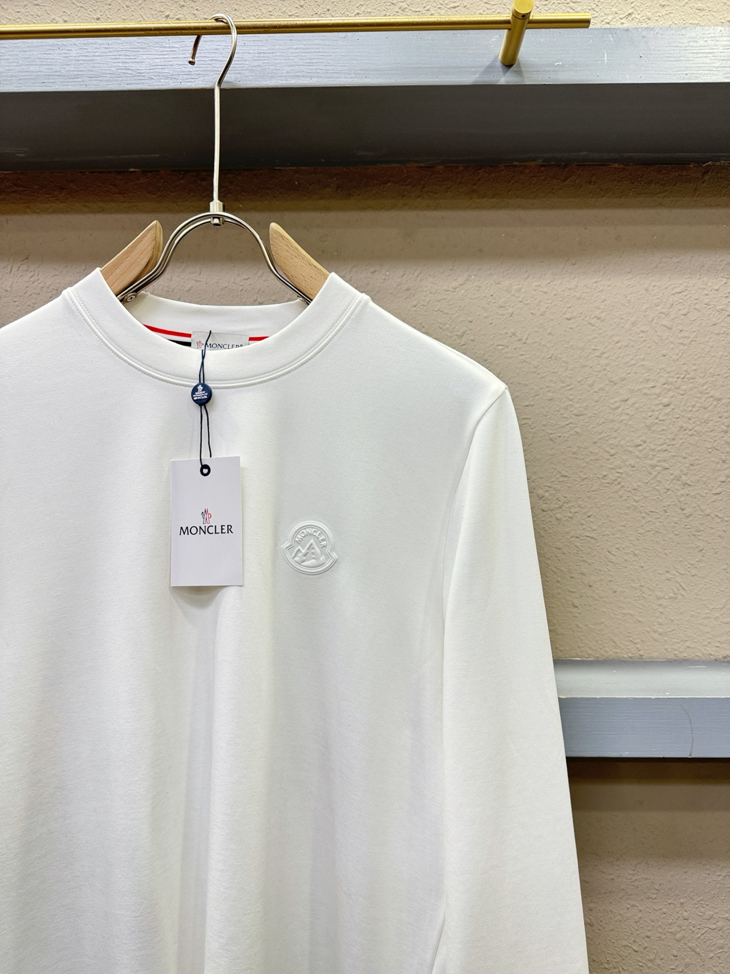 Moncler蒙口 2025ss秋冬新品 长袖T恤，经典Logo设计，百搭款 官网同步发售 定制面料，柔