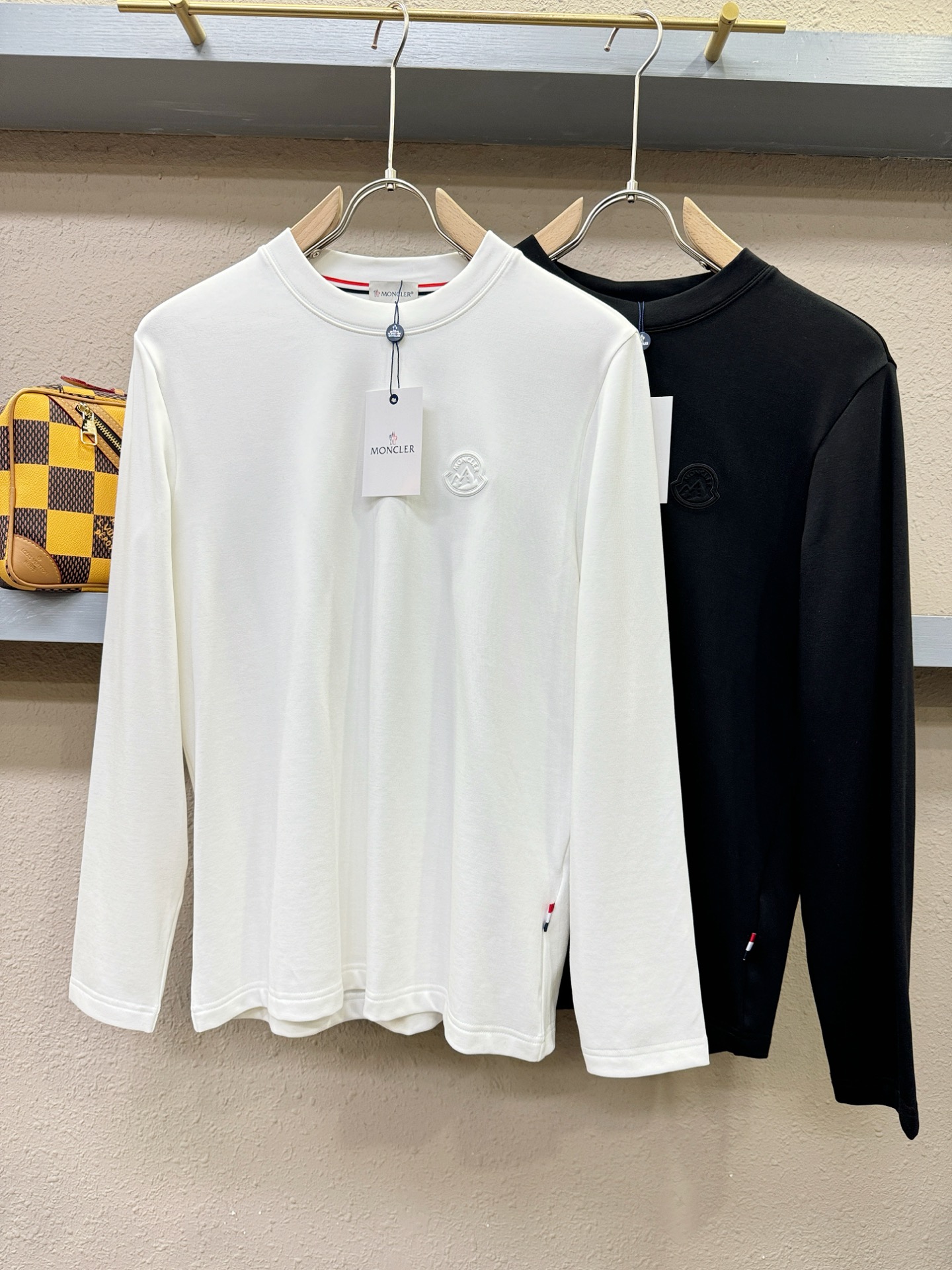 Moncler蒙口 2025ss秋冬新品 长袖T恤，经典Logo设计，百搭款 官网同步发售 定制面料，柔